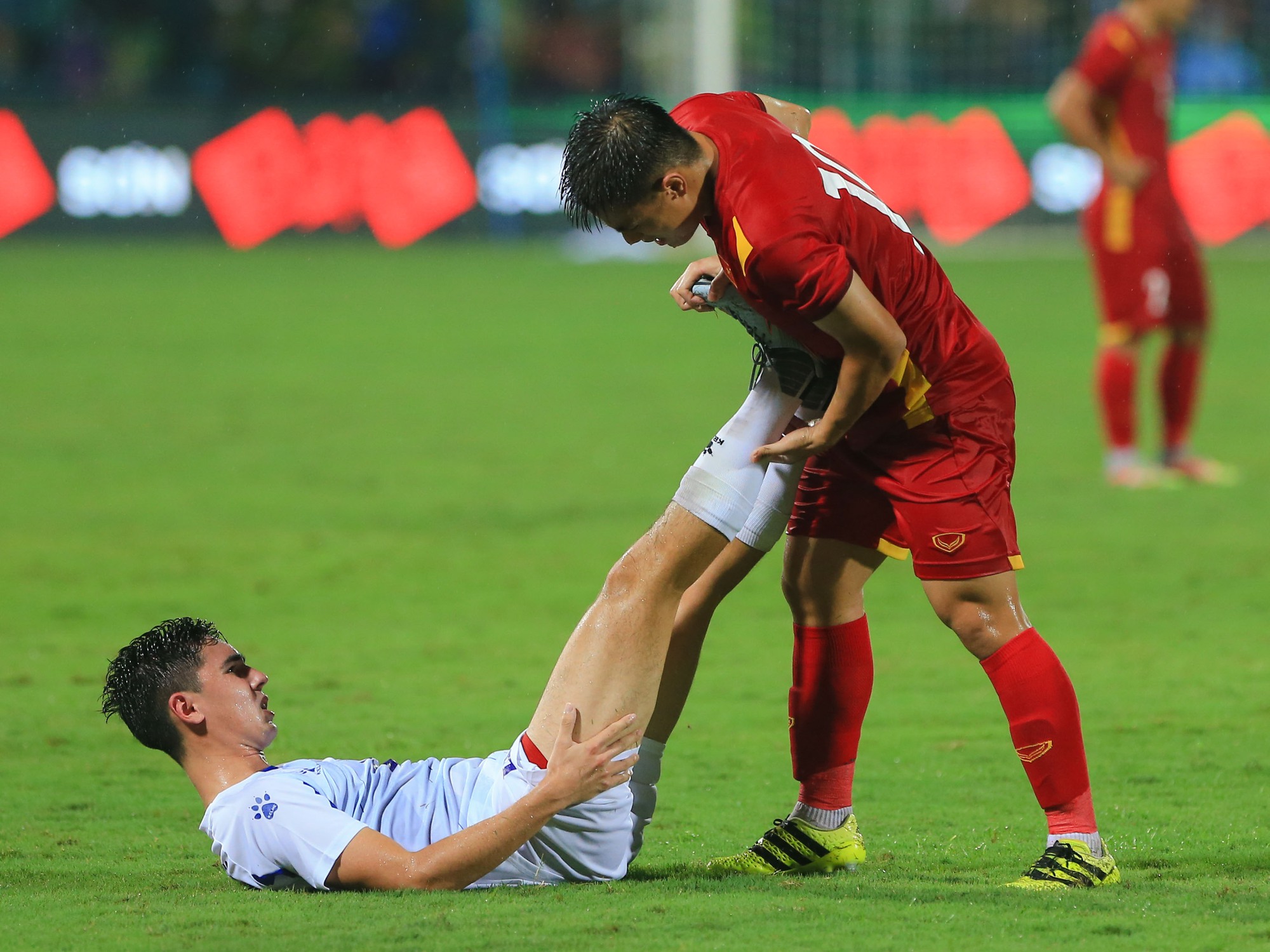 Đội phó U23 Việt Nam có hành động đẹp với đối thủ U23 Philippines - Ảnh 2.