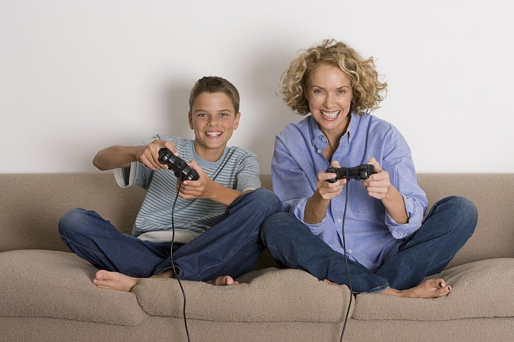 Từng là game thủ, mẹ đơn thân chia sẻ bí quyết giúp con trai chơi game lành mạnh - Ảnh 1.
