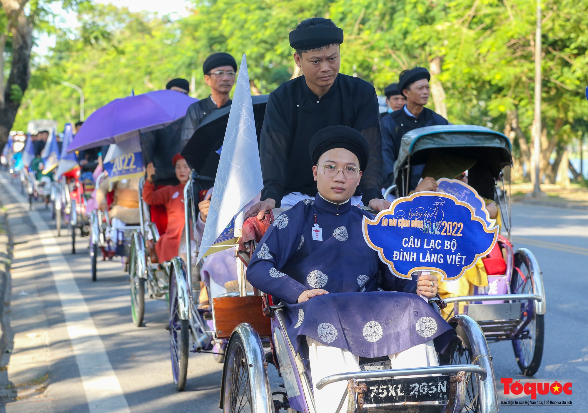 Du khách ấn tượng với đoàn diễu hành áo dài bằng xích lô trên đường phố Huế - Ảnh 6.