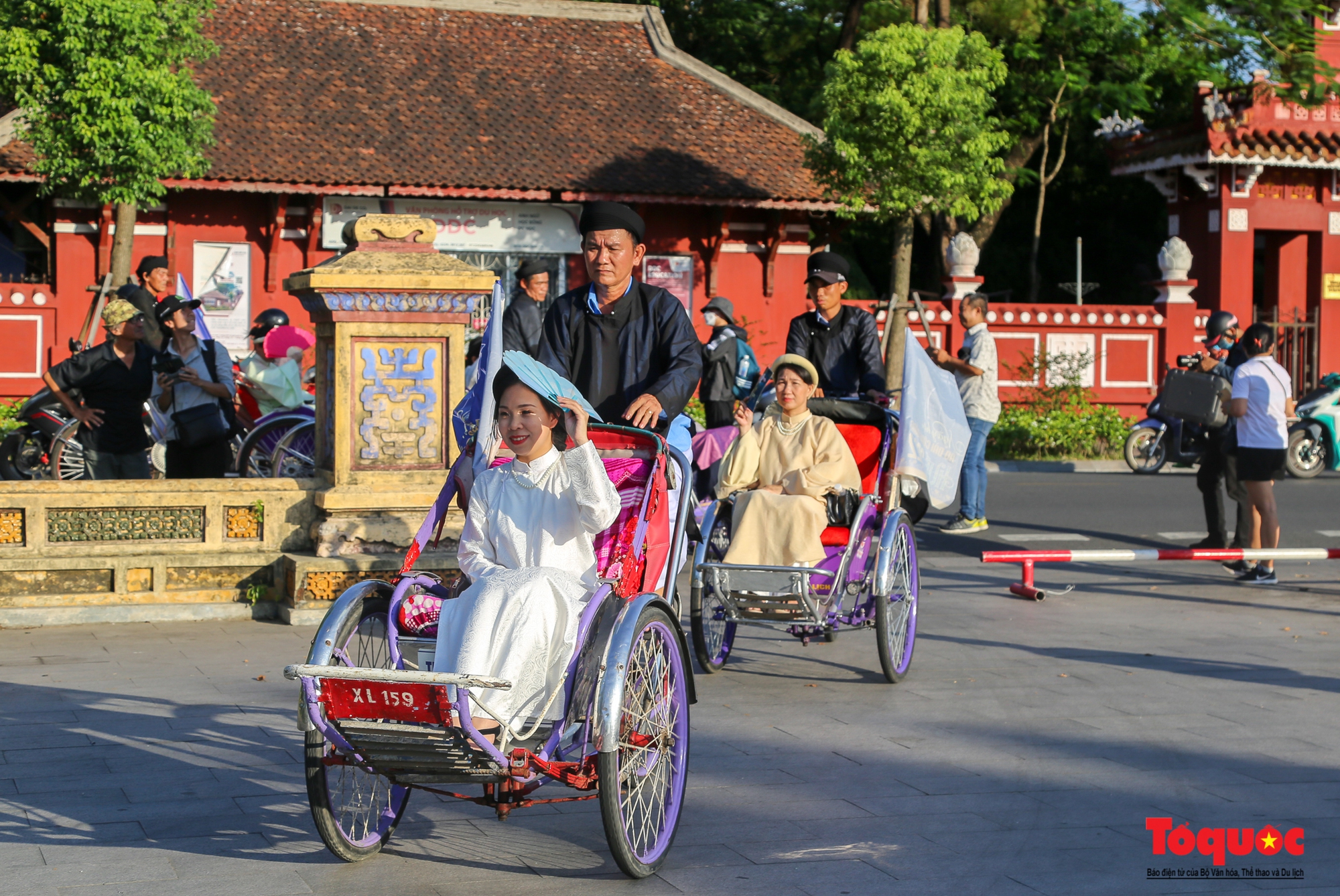 Du khách ấn tượng với đoàn diễu hành áo dài bằng xích lô trên đường phố Huế - Ảnh 11.