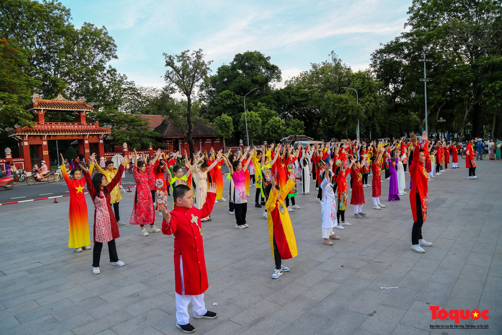 Du khách ấn tượng với đoàn diễu hành áo dài bằng xích lô trên đường phố Huế - Ảnh 16.