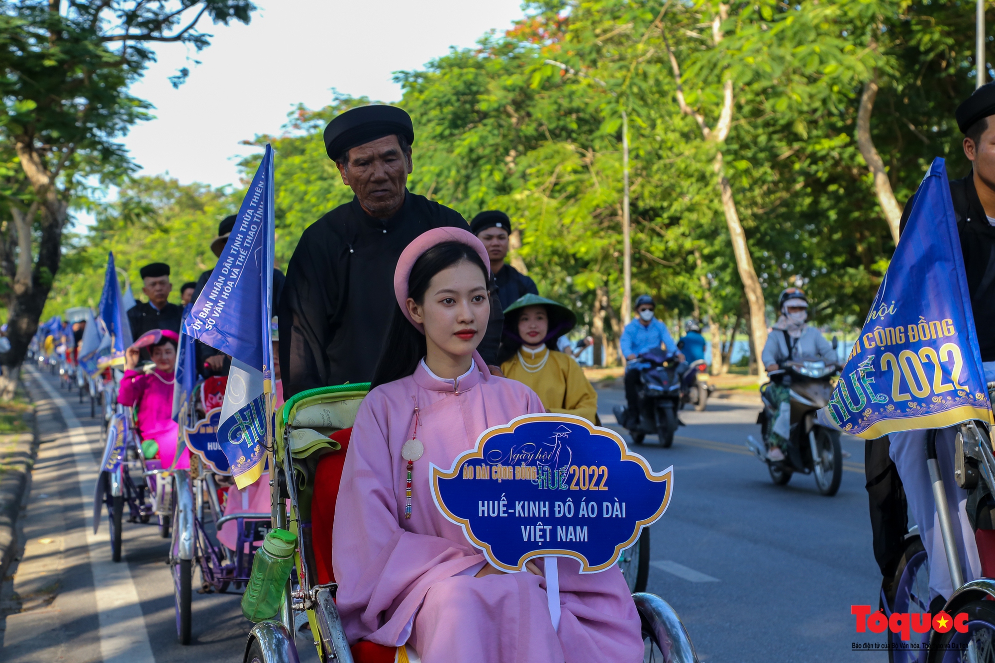 Du khách ấn tượng với đoàn diễu hành áo dài bằng xích lô trên đường phố Huế - Ảnh 10.