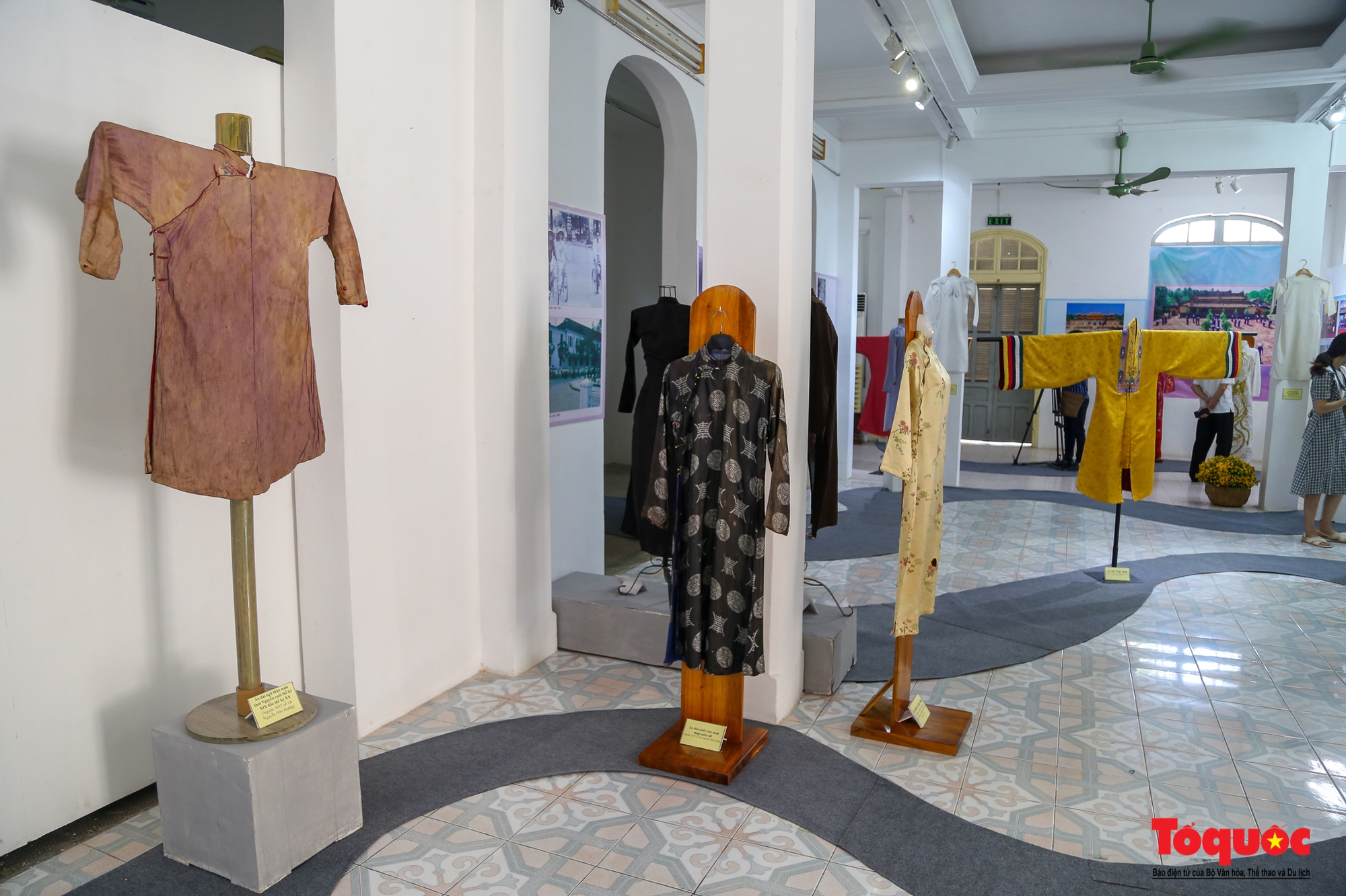 Giới thiệu nhiều tư liệu về áo dài Huế xưa và nay đến người dân và du khách - Ảnh 5.