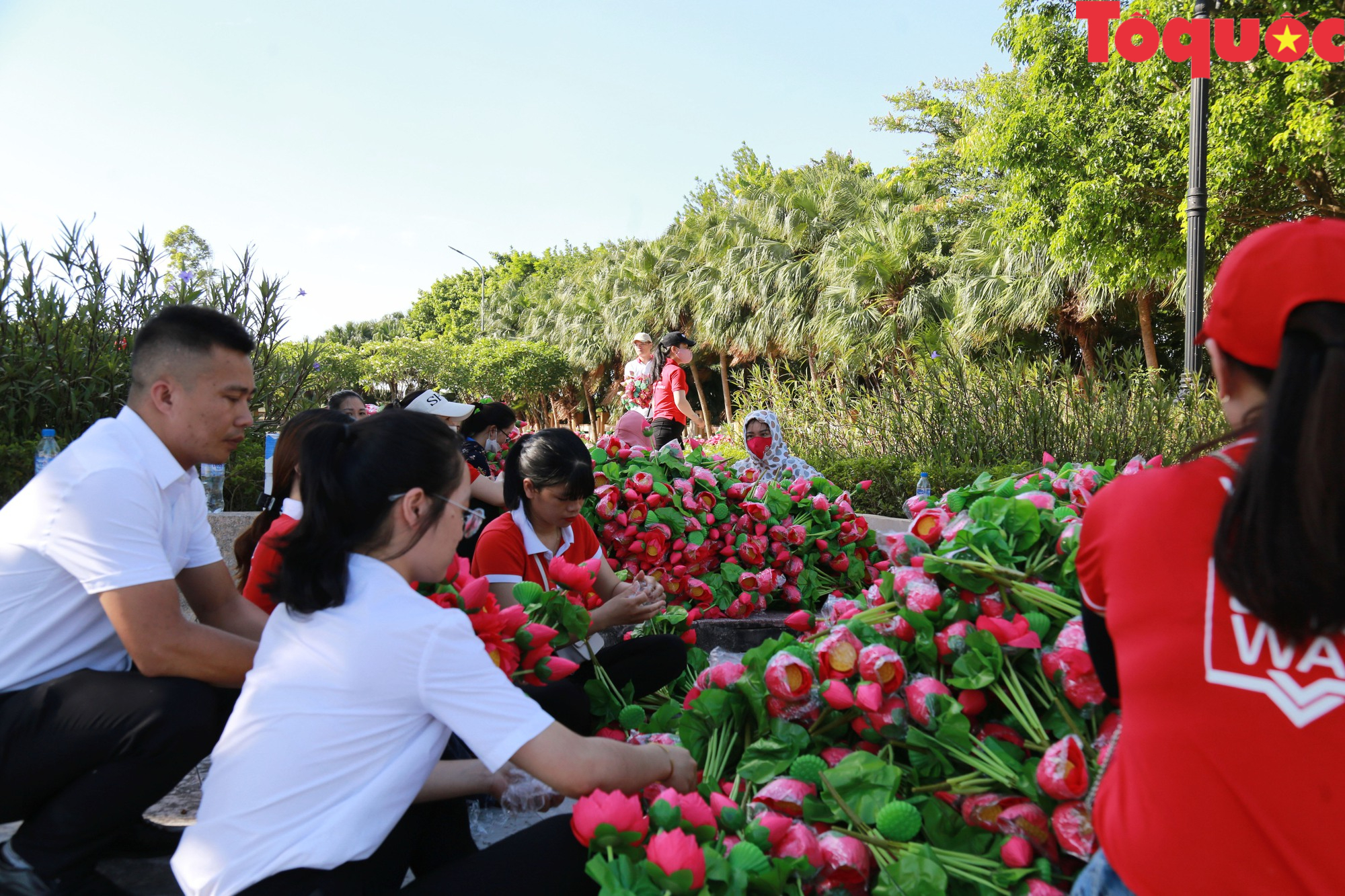 Nhiều hoạt động tri ân các anh hùng liệt sĩ - Ảnh 8. Nhiều hoạt động tri ân các anh hùng liệt sĩ - Ảnh 8.