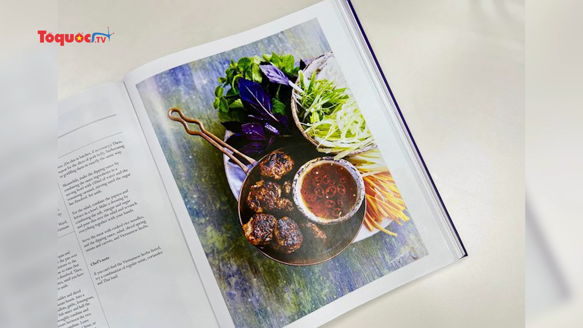 Bún chả Hà Nội được quảng bá trong ấn phẩm mừng Đại lễ của Nữ hoàng Anh