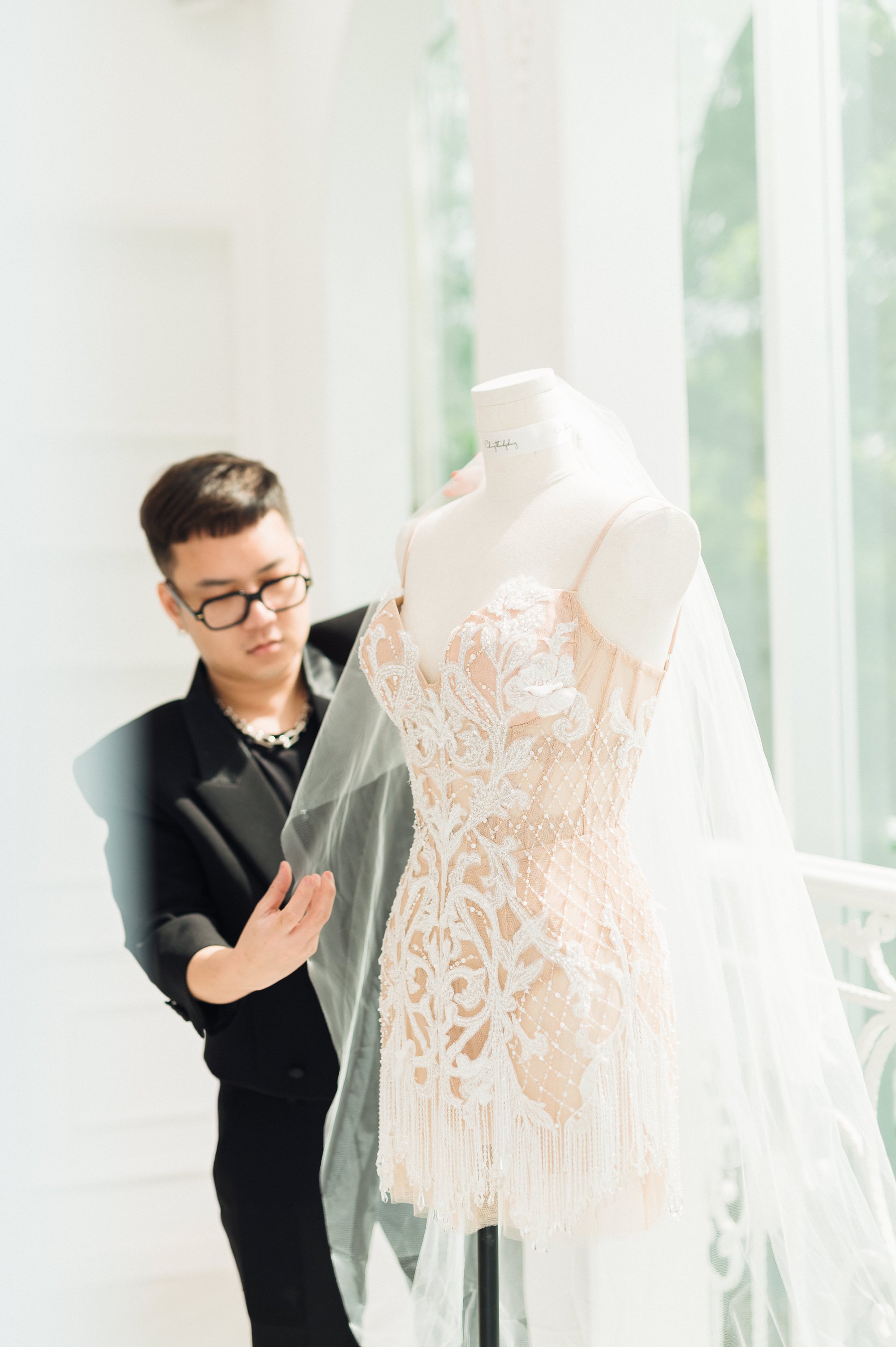 Bật mí chiếc váy cưới '2 trong 1' độc đáo Chung Thanh Phong thiết kế cho Minh  Hằng - Du Lịch & Văn hóa