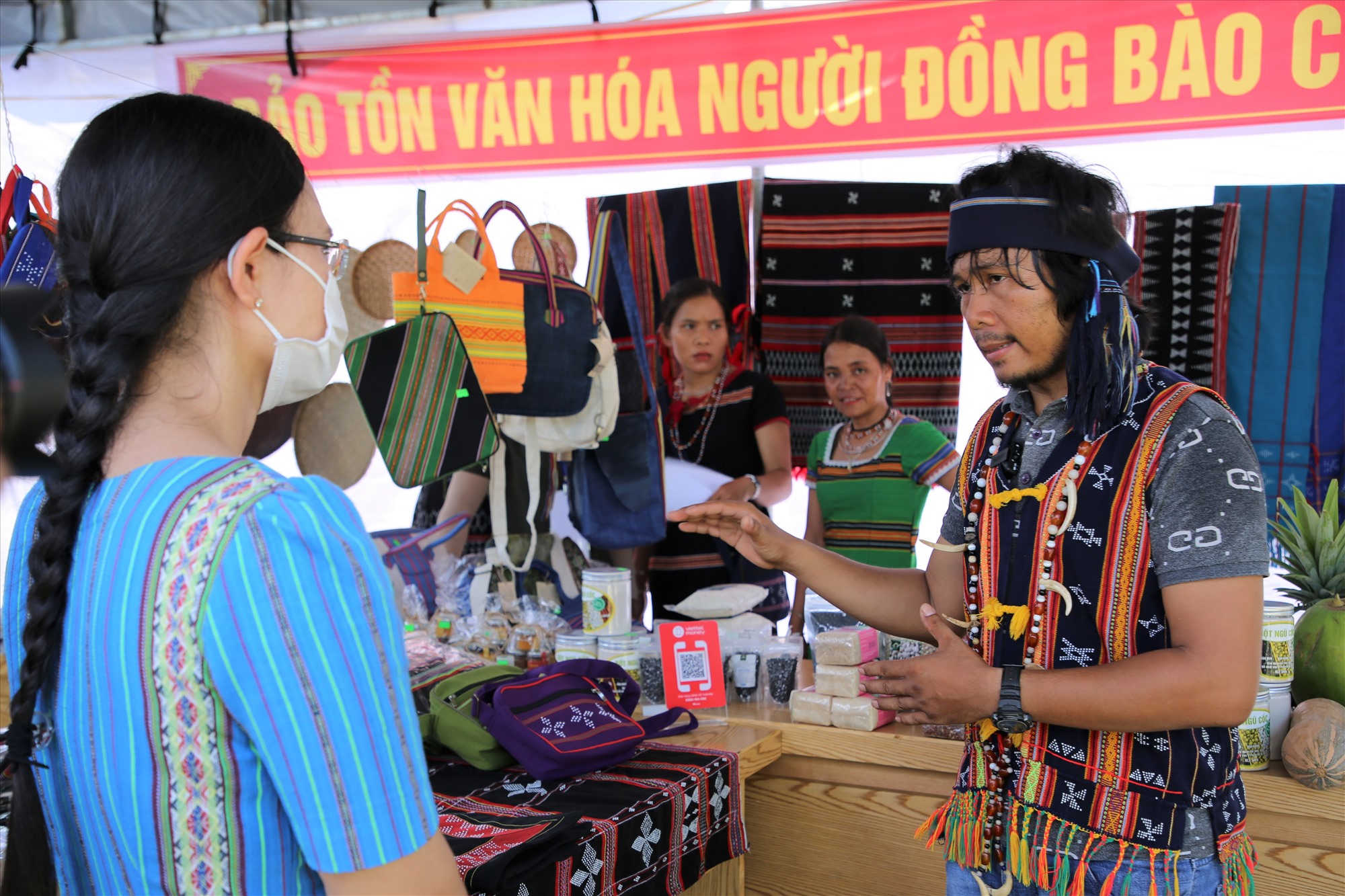 Xem các nghệ nhân trình diễn điêu khắc, dệt...tại Liên hoan &quot;Âm vang cồng chiêng&quot; - Ảnh 6.