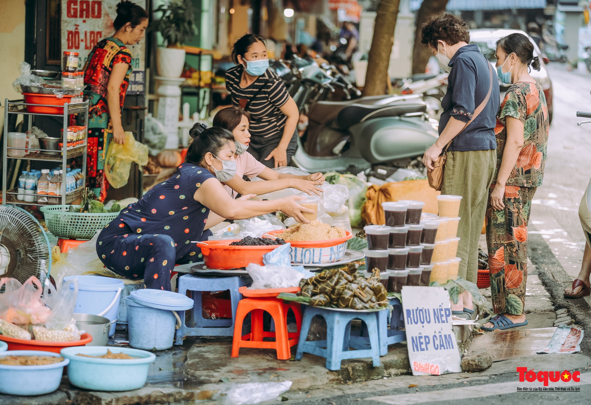 Người dân thủ đô dậy sớm mua rượu nếp về &quot;diệt sâu bọ&quot; trong ngày Tết Đoan Ngọ - Ảnh 5.