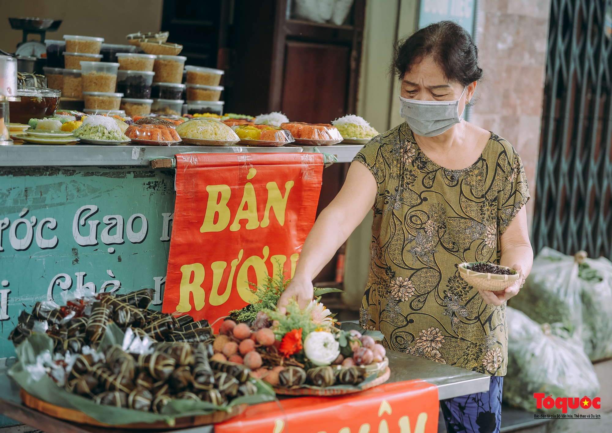 Người dân thủ đô dậy sớm mua rượu nếp về &quot;diệt sâu bọ&quot; trong ngày Tết Đoan Ngọ - Ảnh 8.