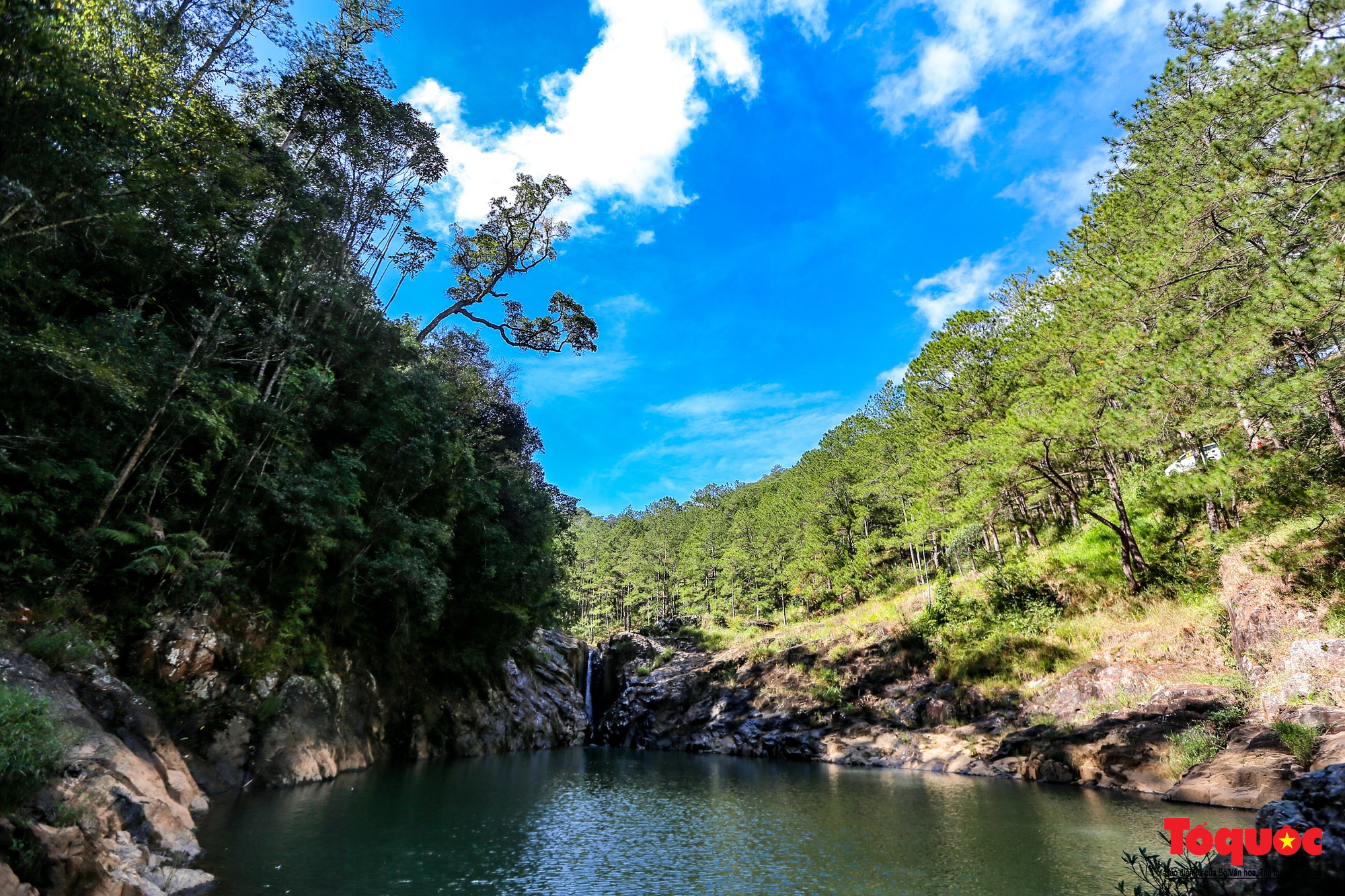 Thác Ankroet - một trong những thác nước đẹp nhất ở Đà Lạt. Với chiều cao lên đến 55m, thác Ankroet là nơi để đến thư giãn và tận hưởng phong cảnh tuyệt đẹp. Hãy cùng đến khám phá ngay!