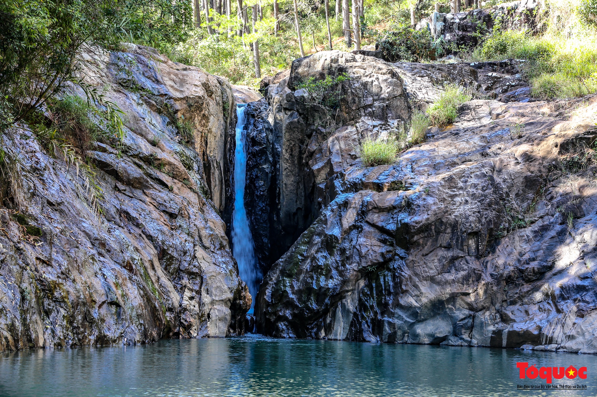 Thác Ankroet là một trong những thác nước đẹp ở Đà Lạt. Với độ cao khoảng 30 mét và dòng nước chảy xiết, bạn sẽ cảm nhận được sức mạnh của thiên nhiên. Hãy đến và tận hưởng một mảnh đất thiên nhiên tuyệt vời ở Đà Lạt. Hình ảnh sẽ đưa bạn đến với thác nước tuyệt đẹp này.