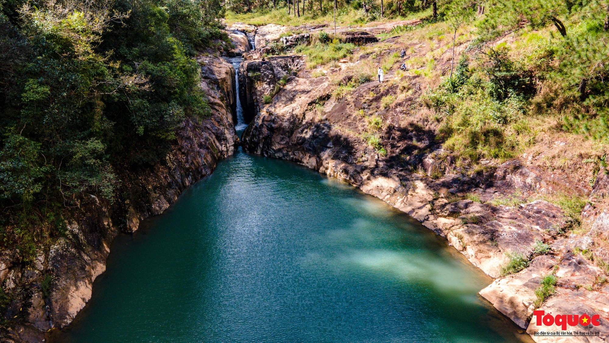 Thác Ankroet - Khám phá mạnh mẽ sức mạnh tự nhiên tại thác Ankroet. Nhiều dòng nước chảy từ trên cao, tạo ra cảnh tượng rực rỡ đến chói mắt. Hãy tới đây để tận hưởng giây phút thư giãn trong không gian thoáng đãng, trong lành bên dòng suối mát rượi.