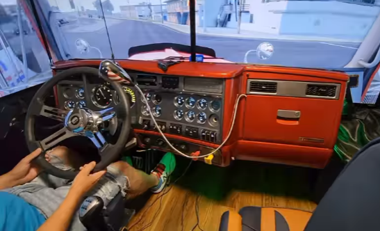 Nam game thủ chơi lớn, “chế” hẳn căn phòng để trải nghiệm sự sống động của game lái xe tải - Ảnh 2.