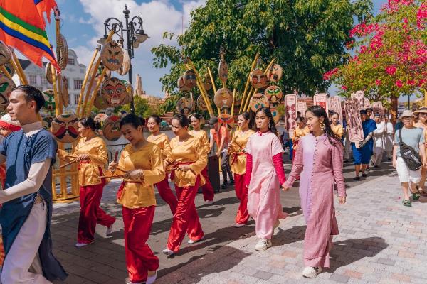 Du khách háo hức “check in” tinh hoa lễ hội truyền thống tại VinWonders Nam Hội An - Ảnh 1.