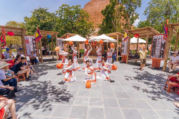 Du khách háo hức “check in” tinh hoa lễ hội truyền thống tại VinWonders Nam Hội An - Ảnh 3.