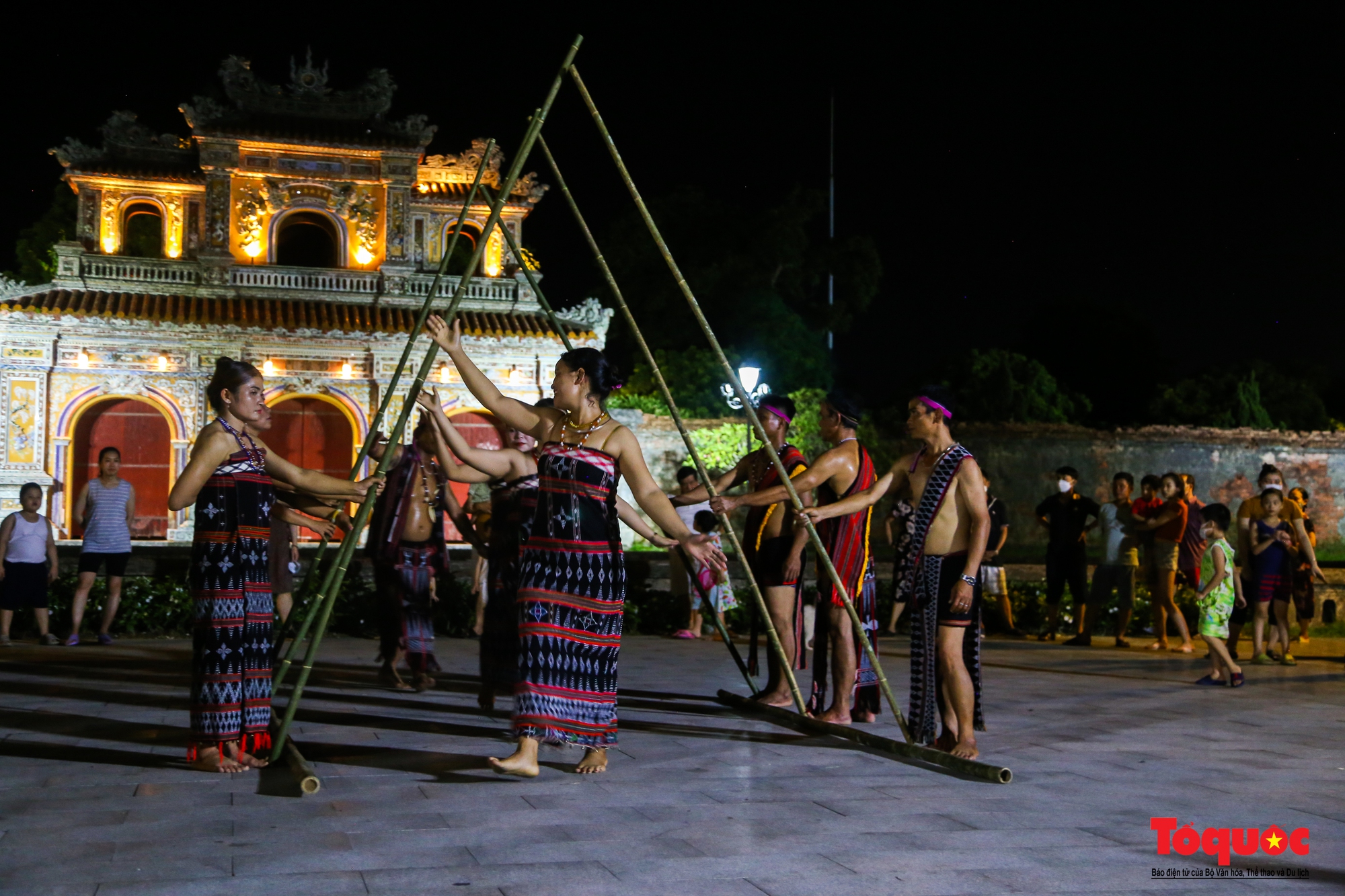 Giới thiệu bản sắc văn hóa của người Cơ Tu tại Phố đêm Hoàng Thành Huế - Ảnh 16.