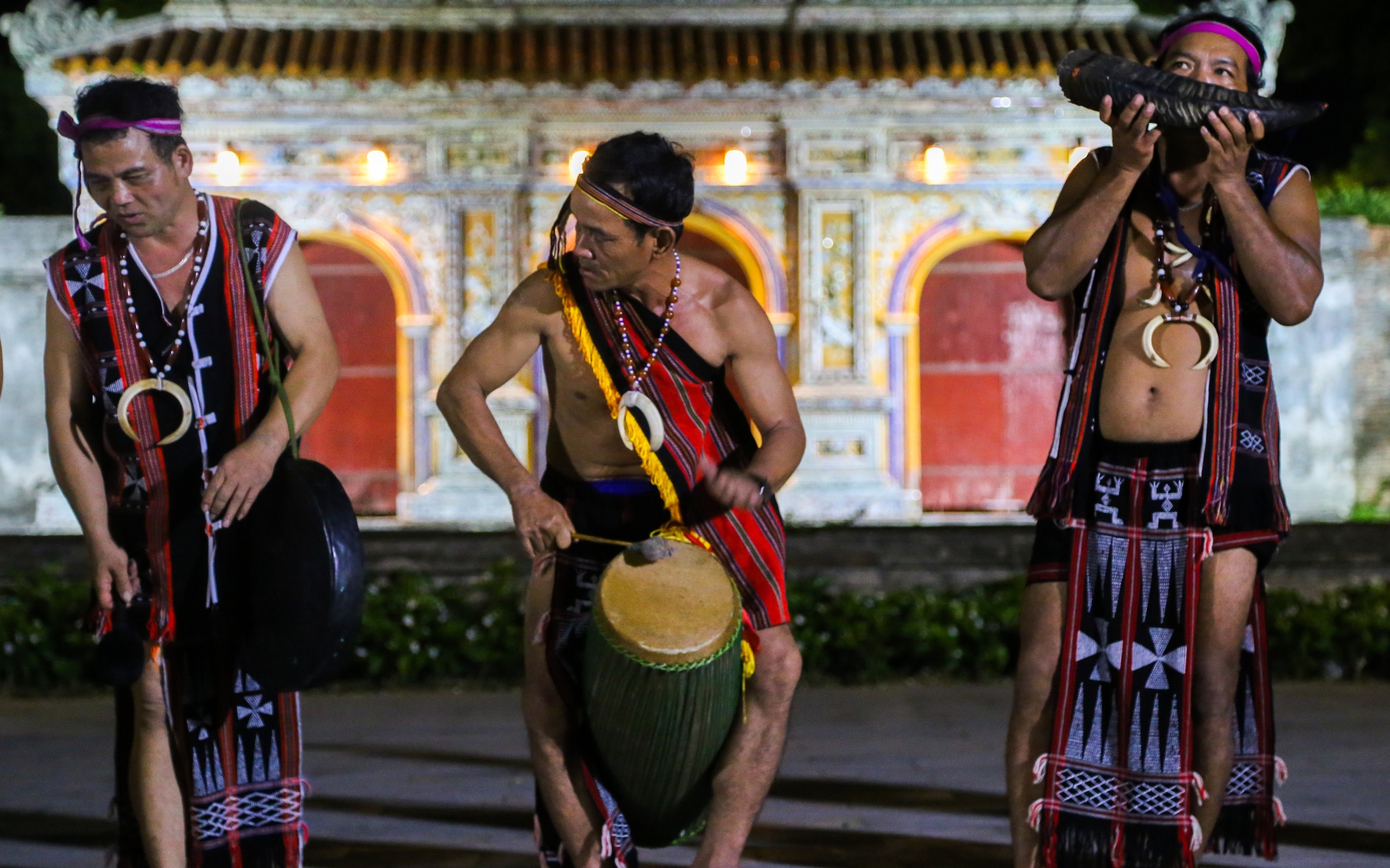 Giới thiệu bản sắc văn hóa của người Cơ Tu tại Phố đêm Hoàng Thành Huế