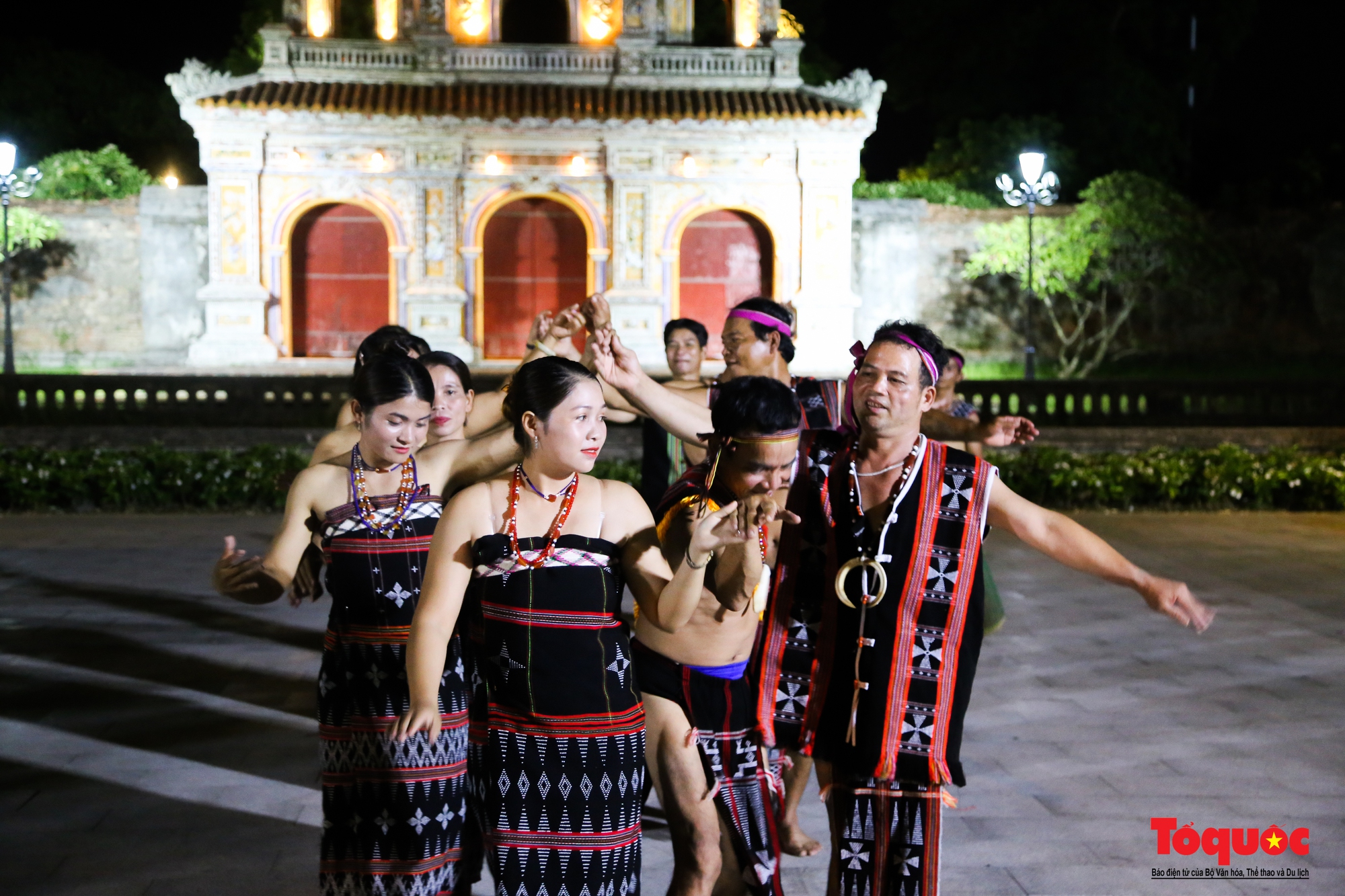 Giới thiệu bản sắc văn hóa của người Cơ Tu tại Phố đêm Hoàng Thành Huế - Ảnh 5.