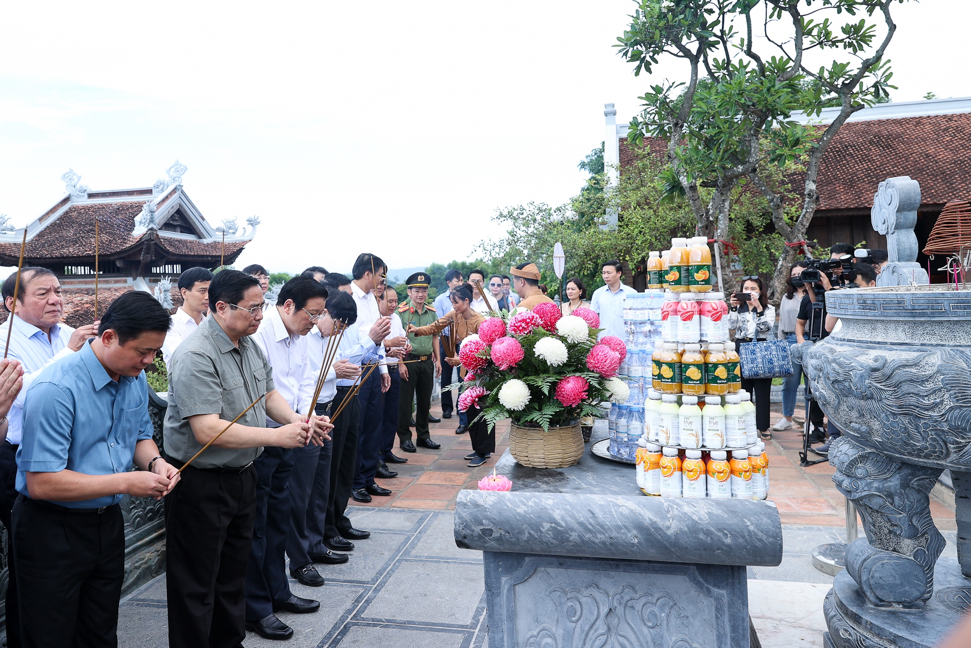 Thủ tướng dâng hương tưởng niệm Chủ tịch Hồ Chí Minh, tri ân anh hùng, liệt sĩ tại các 'địa chỉ đỏ' ở Nghệ An - Ảnh 5.