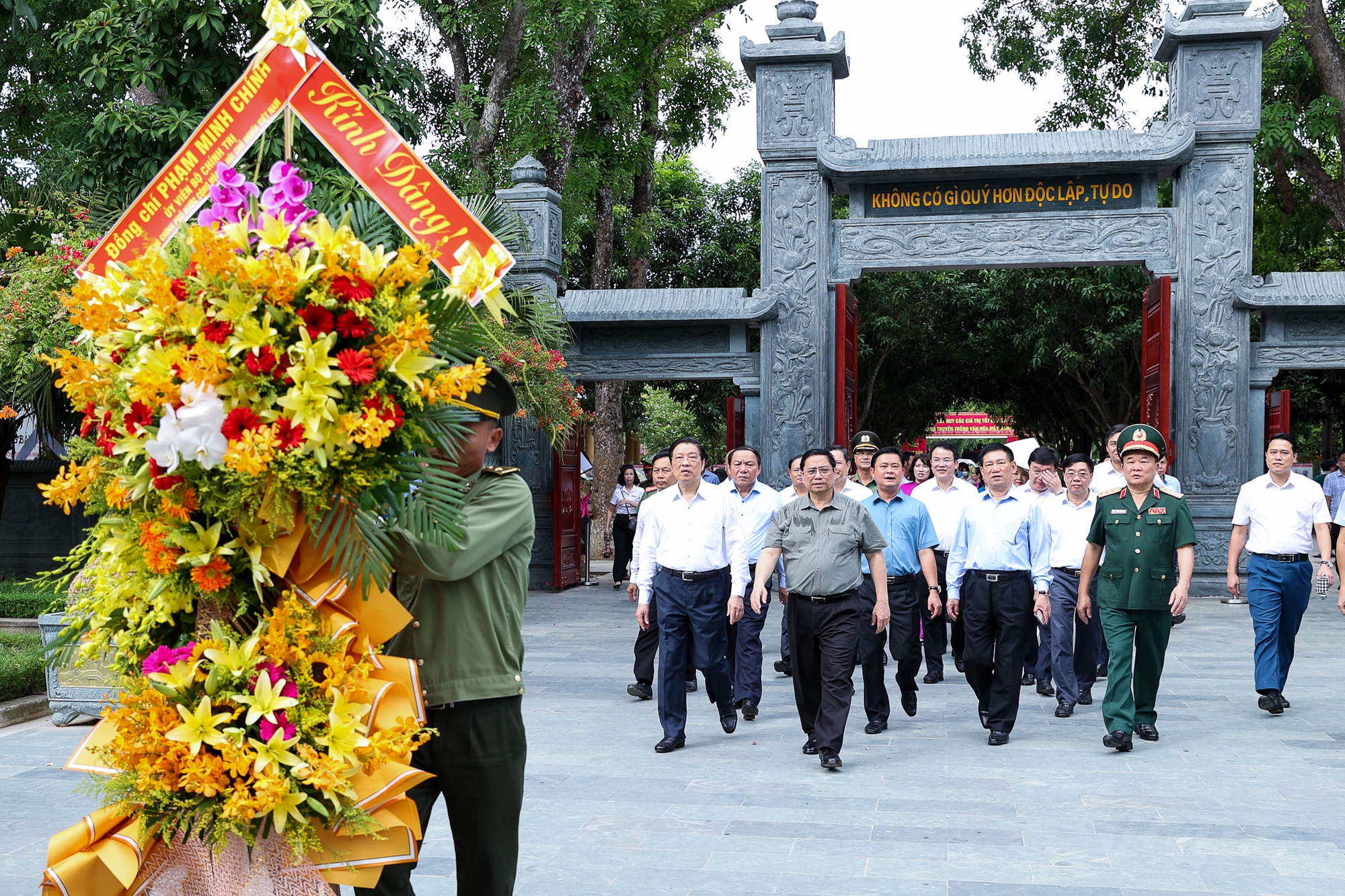 Thủ tướng dâng hương tưởng niệm Chủ tịch Hồ Chí Minh, tri ân anh hùng, liệt sĩ tại các 'địa chỉ đỏ' ở Nghệ An - Ảnh 1.