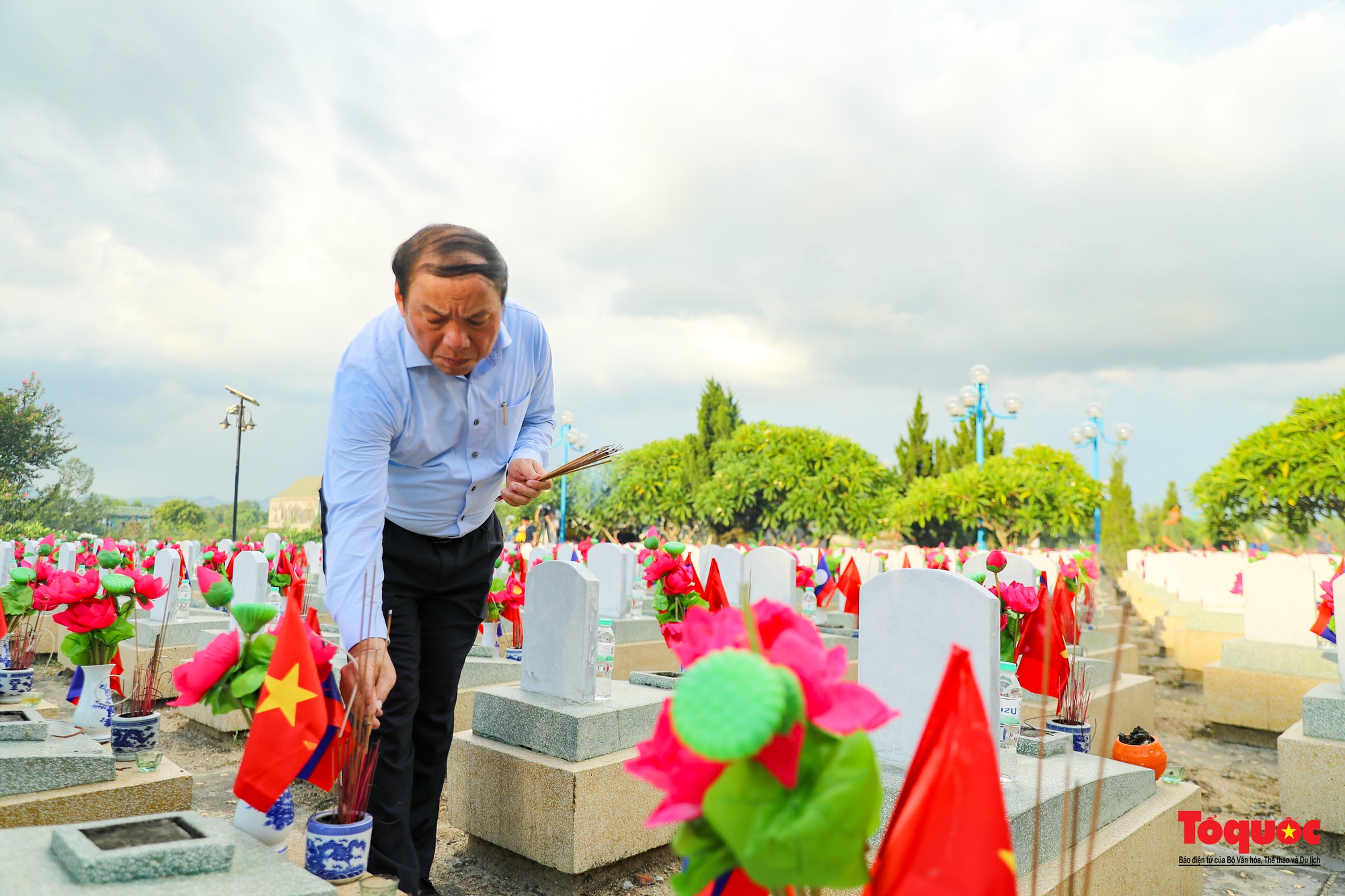 Thủ tướng dâng hương tưởng niệm Chủ tịch Hồ Chí Minh, tri ân anh hùng, liệt sĩ tại nghĩa trang liệt sĩ quốc tế Việt - Lào - Ảnh 12.
