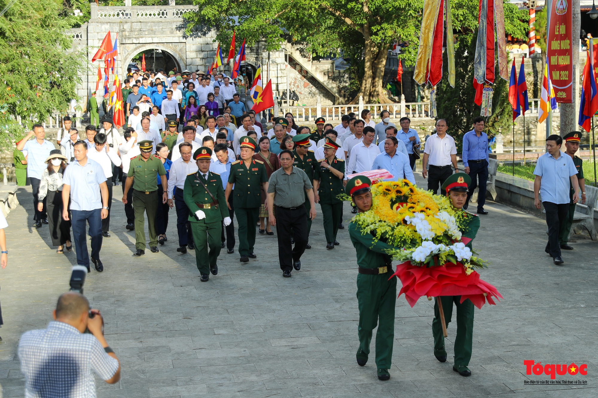 Thủ tướng dâng hương tưởng niệm Chủ tịch Hồ Chí Minh, tri ân anh hùng, liệt sĩ tại nghĩa trang liệt sĩ quốc tế Việt - Lào - Ảnh 5.