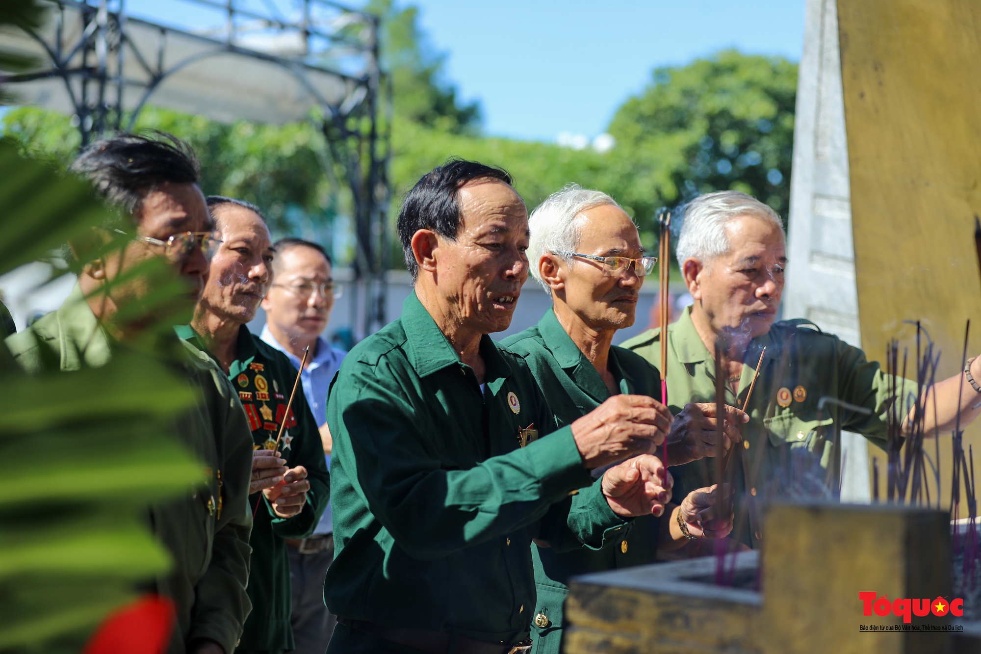 Bộ trưởng Bộ VHTTDL Nguyễn Văn Hùng dâng hương tri ân các liệt sỹ và tặng quà cho các cựu TNXP Quảng Trị - Ảnh 6.