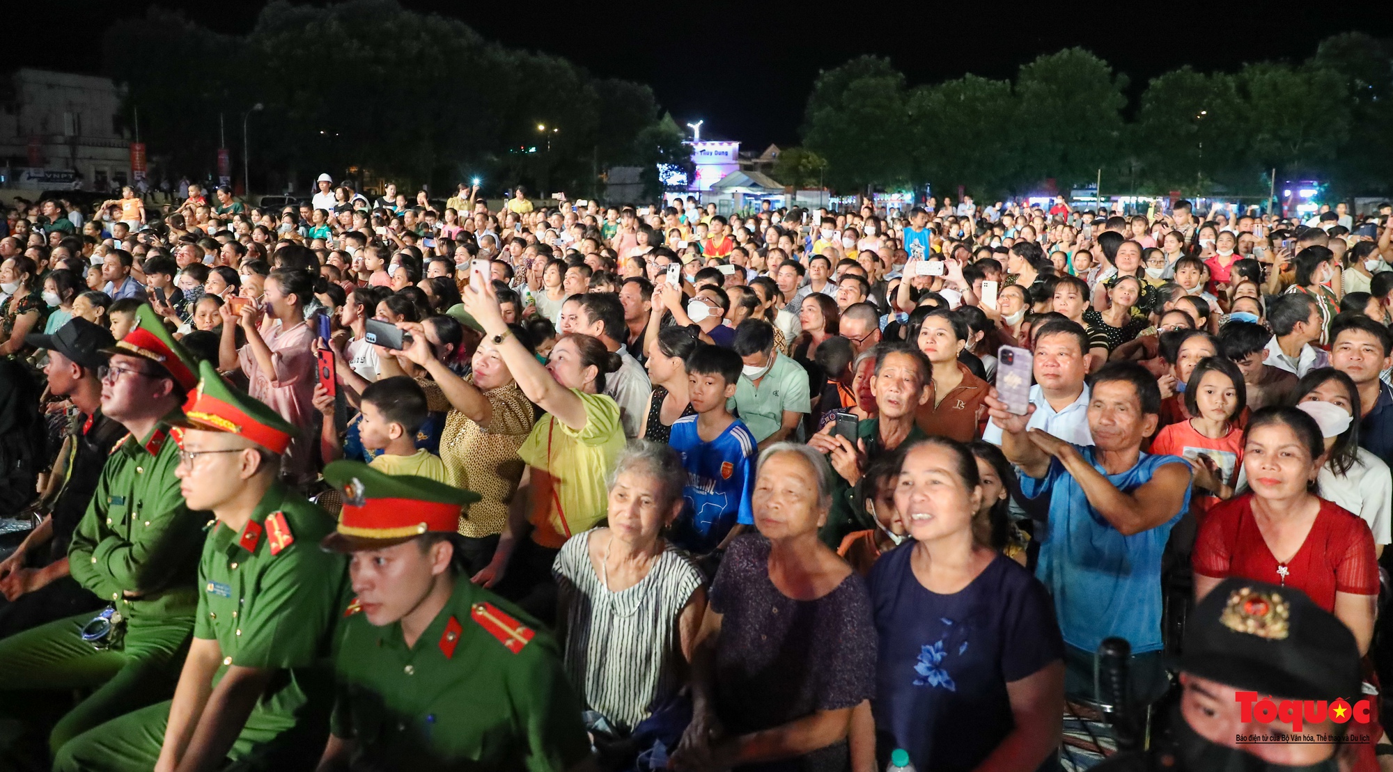 Xúc động chương trình nghệ thuật đặc biệt &quot;Bản hùng ca bất diệt&quot; tri ân các Anh hùng liệt sĩ - Ảnh 10.