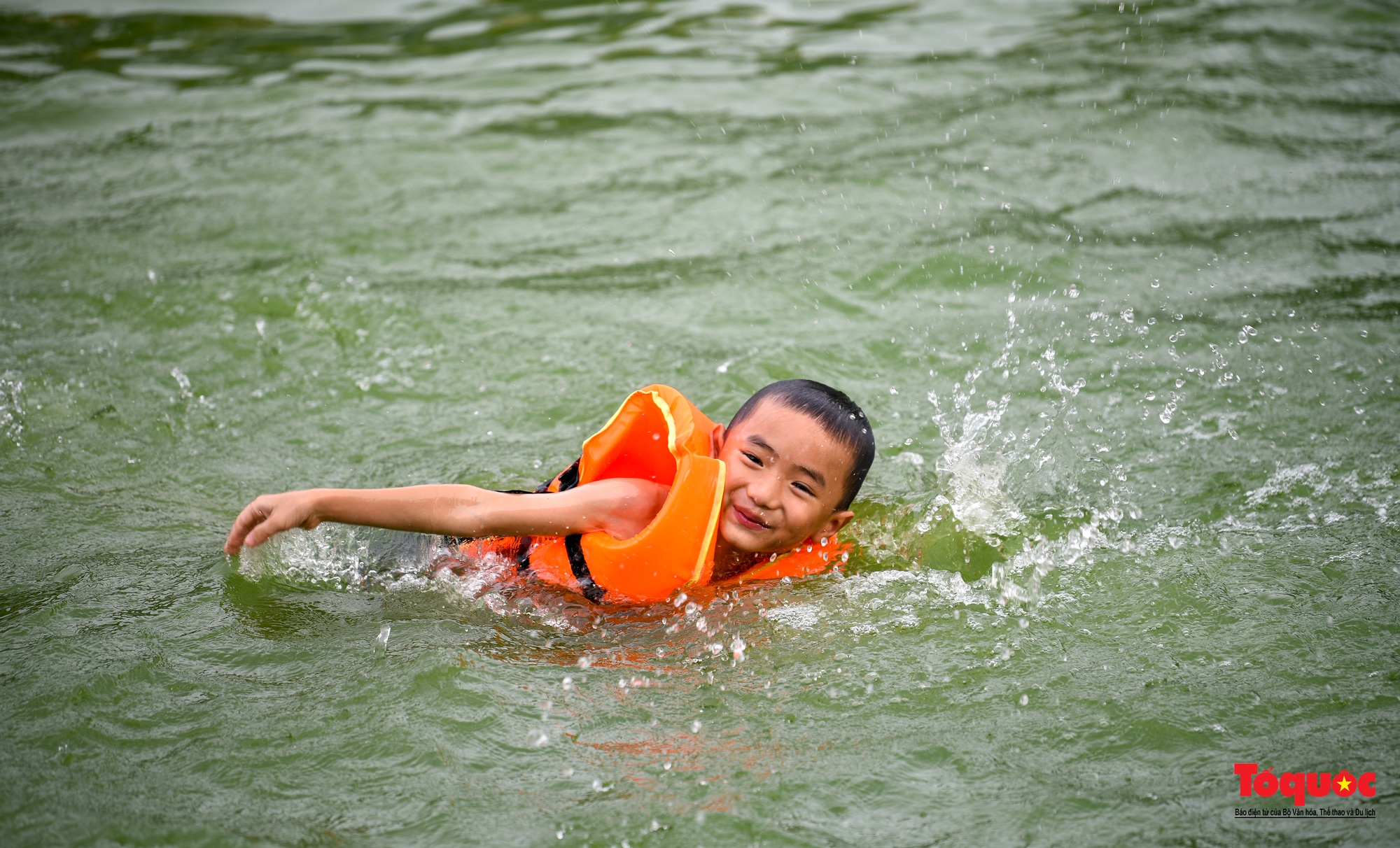 Làng cổ Yên Trường &quot;biến&quot; ao làng thành bể bơi cho trẻ em học bơi giải nhiệt mùa hè - Ảnh 9.