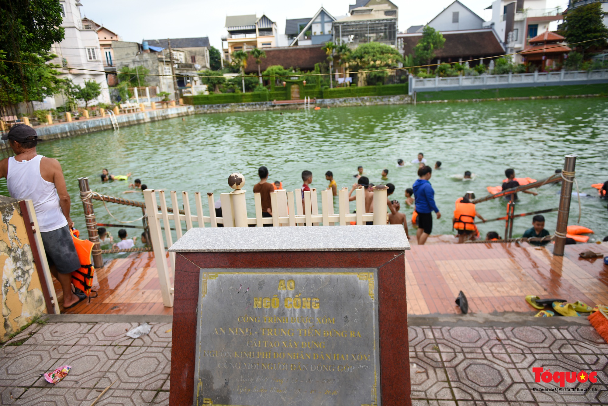 Làng cổ Yên Trường &quot;biến&quot; ao làng thành bể bơi cho trẻ em học bơi giải nhiệt mùa hè - Ảnh 2.