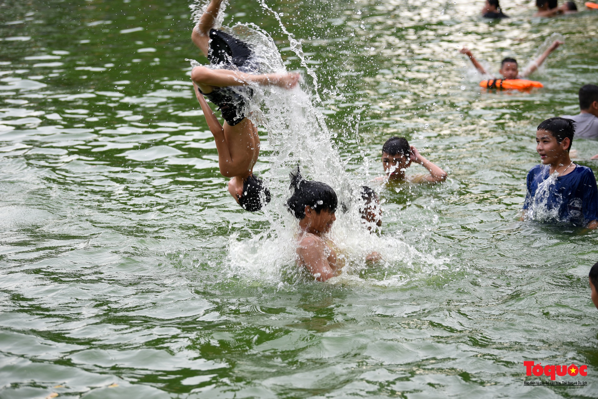 Làng cổ Yên Trường &quot;biến&quot; ao làng thành bể bơi cho trẻ em học bơi giải nhiệt mùa hè - Ảnh 14.
