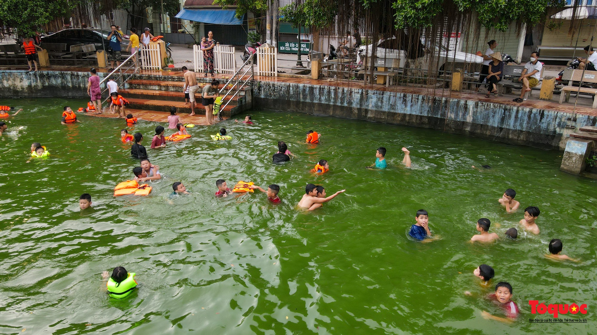 Làng cổ Yên Trường &quot;biến&quot; ao làng thành bể bơi cho trẻ em học bơi giải nhiệt mùa hè - Ảnh 3.