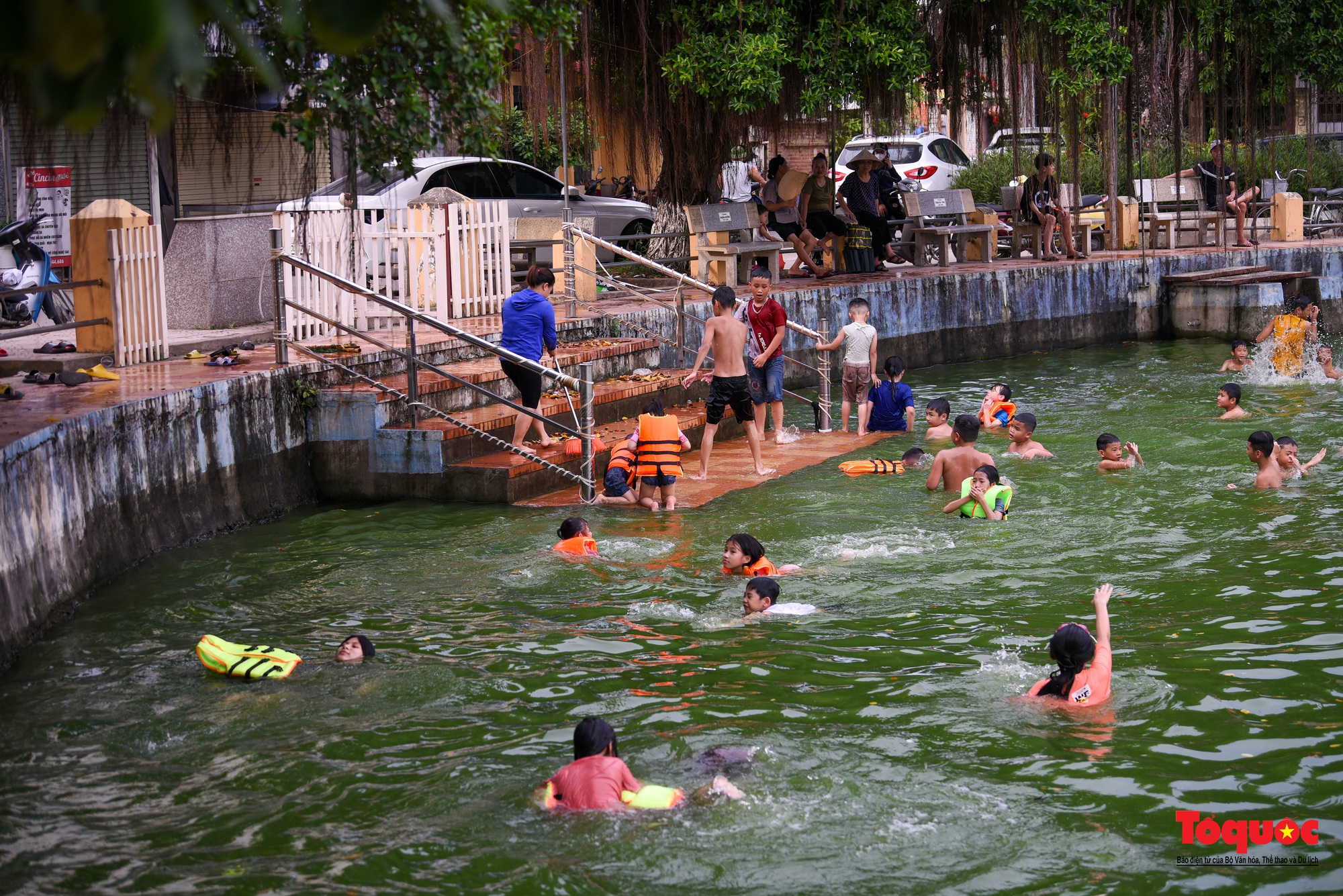 Làng cổ Yên Trường &quot;biến&quot; ao làng thành bể bơi cho trẻ em học bơi giải nhiệt mùa hè - Ảnh 6.