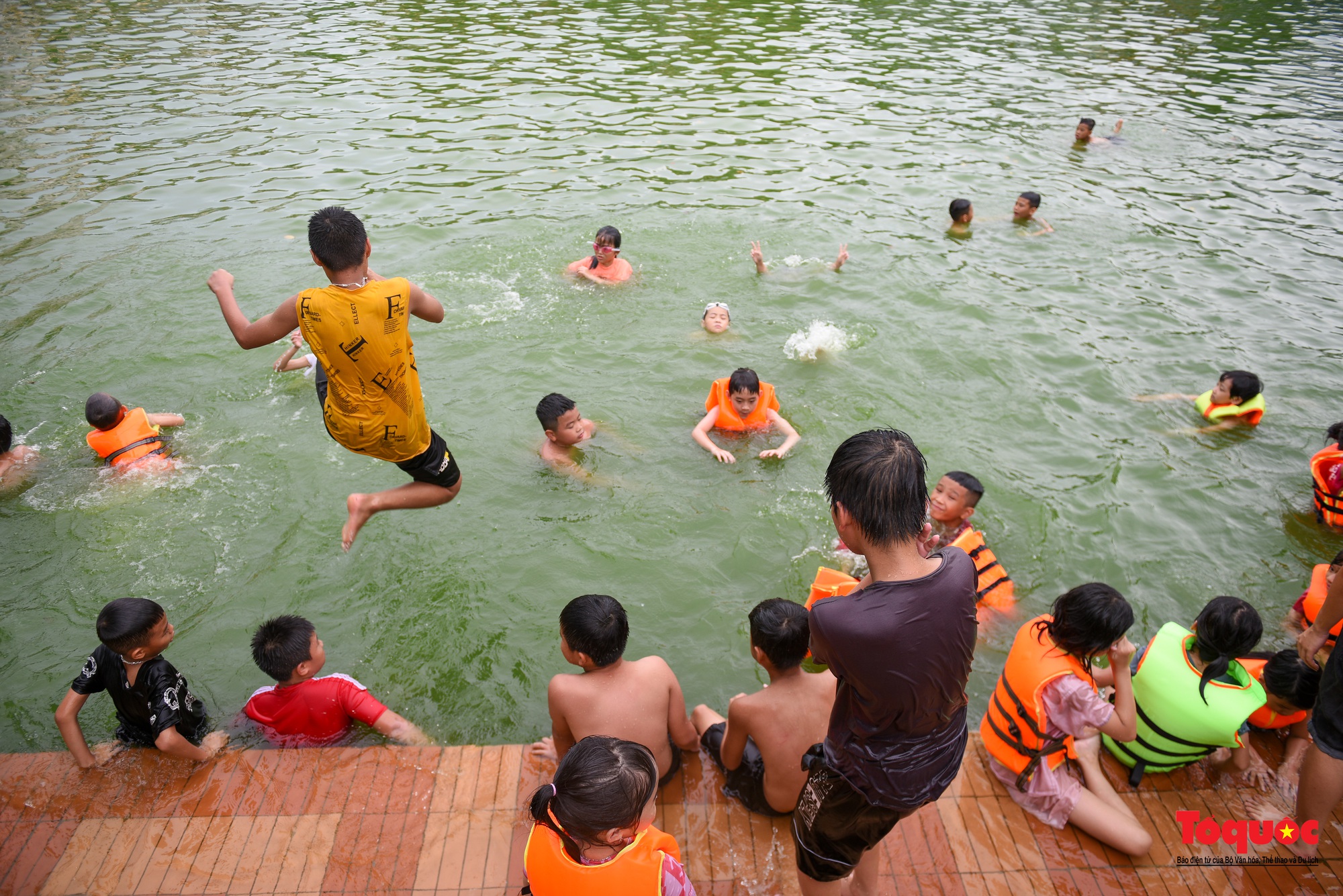 Làng cổ Yên Trường &quot;biến&quot; ao làng thành bể bơi cho trẻ em học bơi giải nhiệt mùa hè - Ảnh 13.