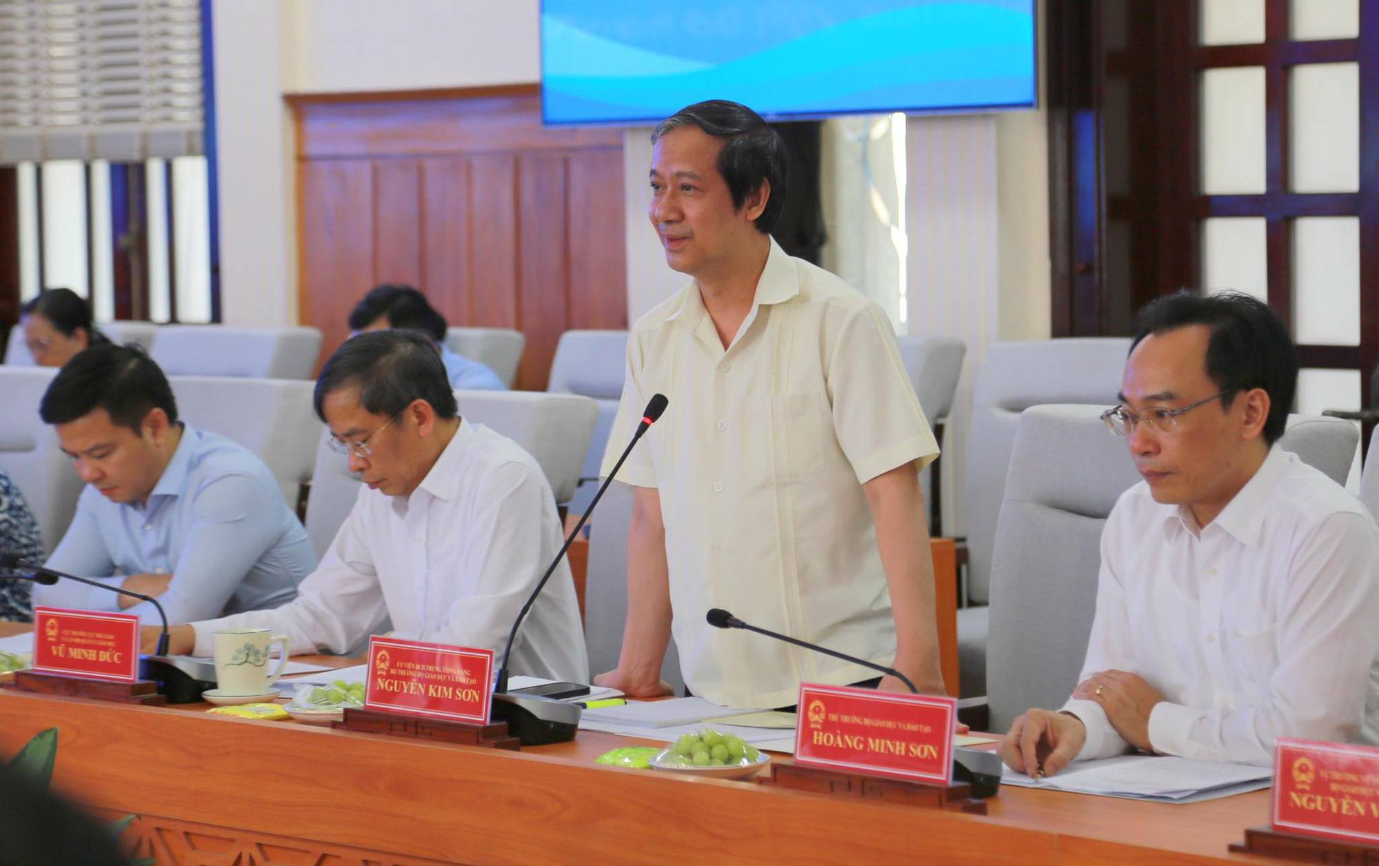 Bộ trưởng Nguyễn Kim Sơn: Đổi mới giáo dục phổ thông… không để học sinh học chay - Ảnh 1.