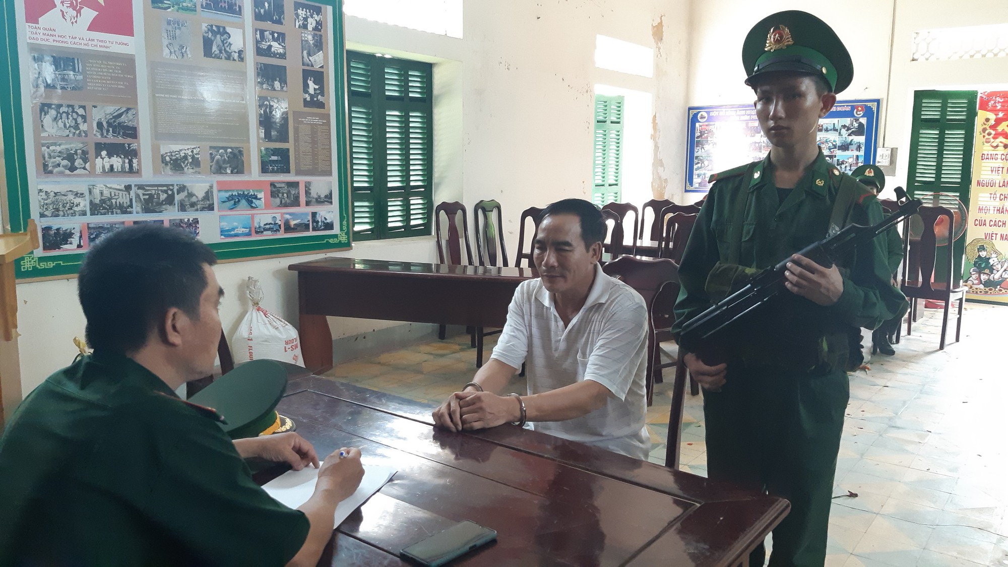 Bắt hai đối tượng vận chuyển hơn 100kg thuốc nổ đi tiêu thụ - Ảnh 1.