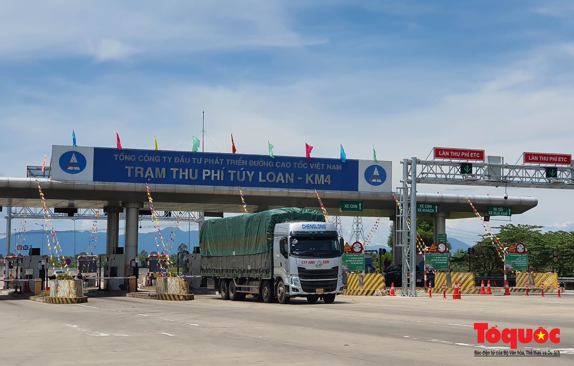 Hình ảnh ngày đầu thu phí không dừng trên cao tốc Đà Nẵng - Quảng Ngãi - Ảnh 2.