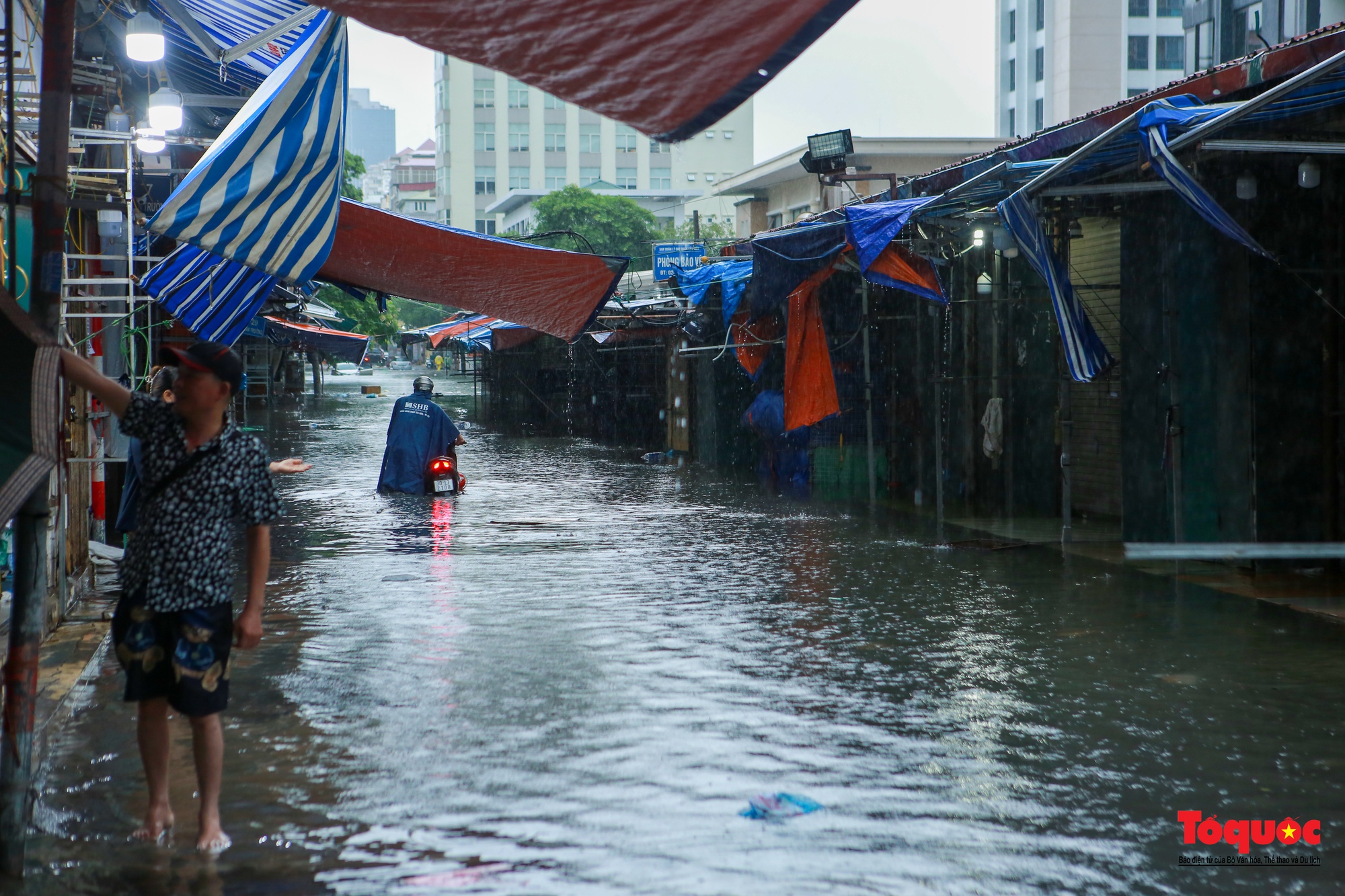 Hà Nội: Mưa lớn, nhiều tuyến phố ùn tắc nghiêm trọng, ngập sâu trong &quot;biển nước&quot; - Ảnh 9.