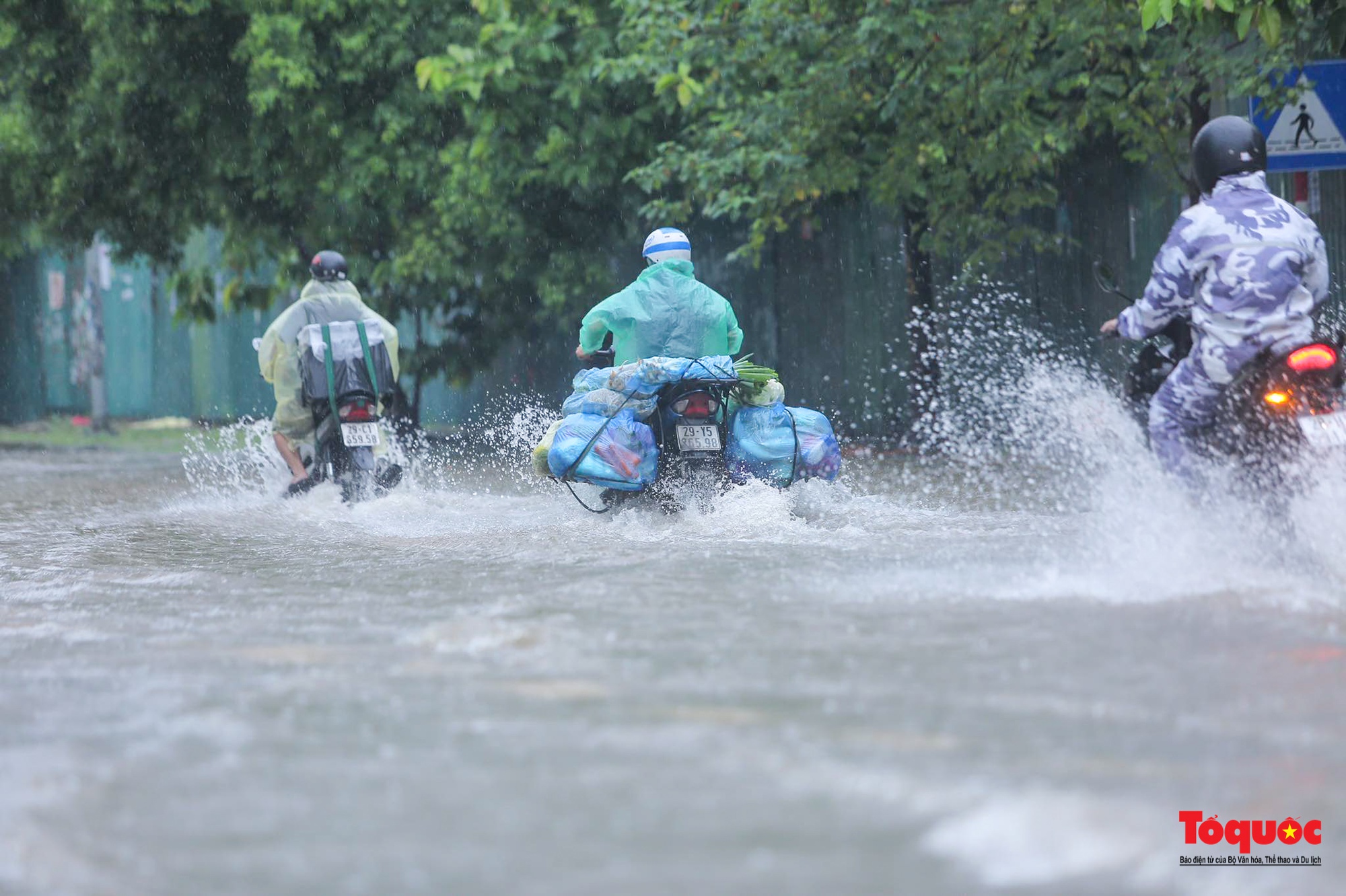 Hà Nội: Mưa lớn, nhiều tuyến phố ùn tắc nghiêm trọng, ngập sâu trong &quot;biển nước&quot; - Ảnh 5.