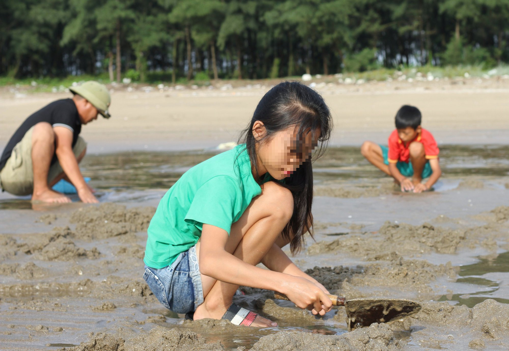 Thi nhau xới tung bãi cát tìm bắt &quot;lộc biển&quot; ở Nghệ An - Ảnh 7.