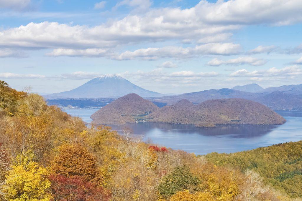 Khám phá nơi đón mùa thu sớm nhất Nhật Bản: Du khách &quot;mãn nhãn&quot; với cảnh lá vàng đẹp như tranh, đắm mình với suối nước nóng - Ảnh 11.