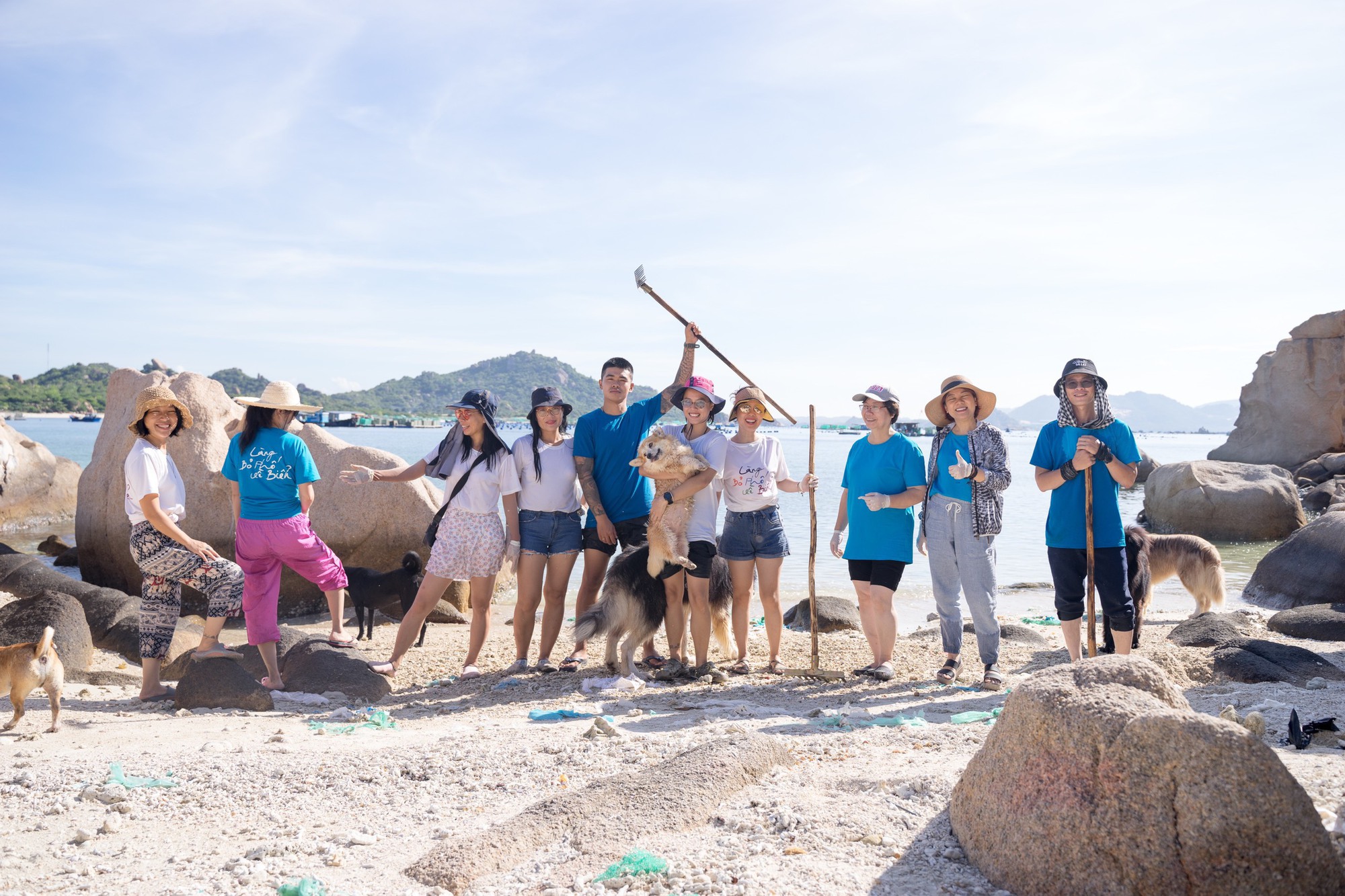 Người phụ nữ Hà Nội cùng con bỏ phố về biển dọn rác, thành lập nhóm tình nguyện làm sạch bờ biển - Ảnh 8.