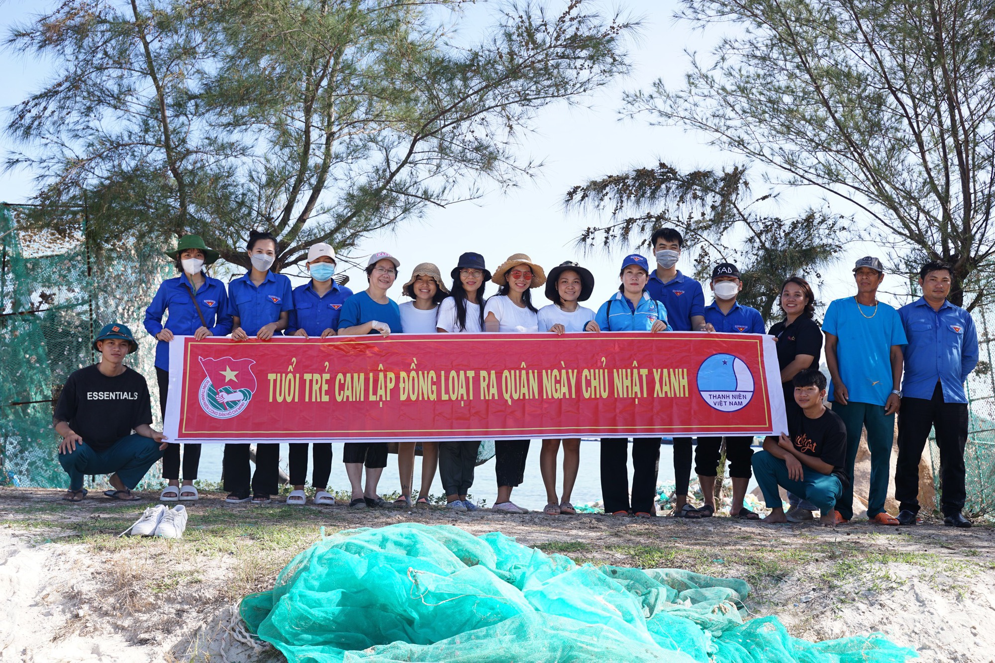 Người phụ nữ Hà Nội cùng con bỏ phố về biển dọn rác, thành lập nhóm tình nguyện làm sạch bờ biển - Ảnh 3.