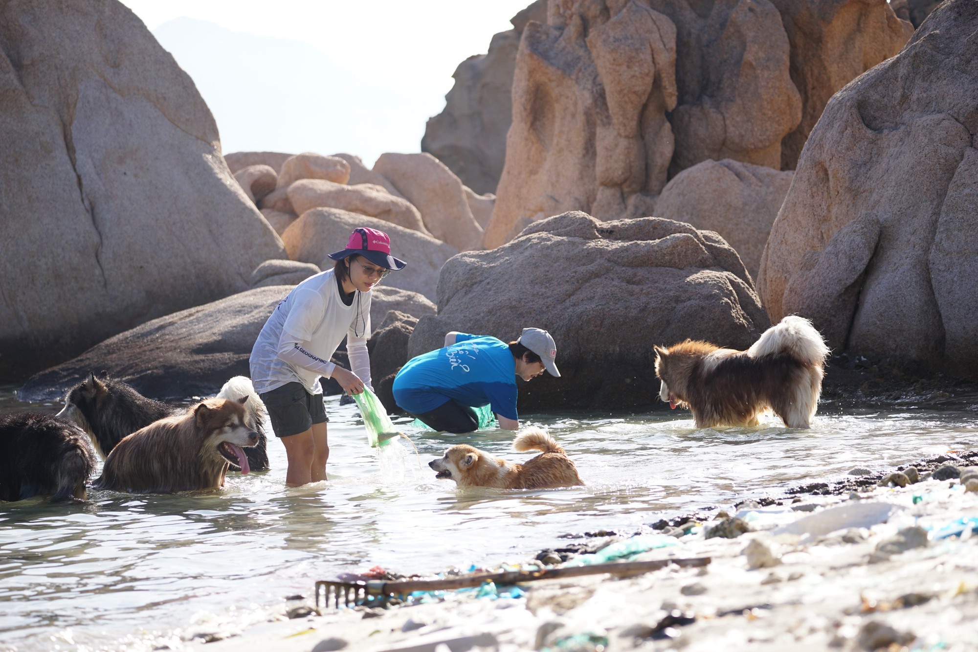 Người phụ nữ Hà Nội cùng con bỏ phố về biển dọn rác, thành lập nhóm tình nguyện làm sạch bờ biển - Ảnh 5.