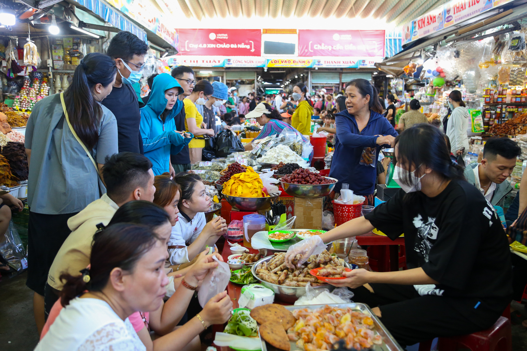 Thiên đường ẩm thực Đà Nẵng ‘nêm chặt người' trong mùa cao điểm du lịch  - Ảnh 2.