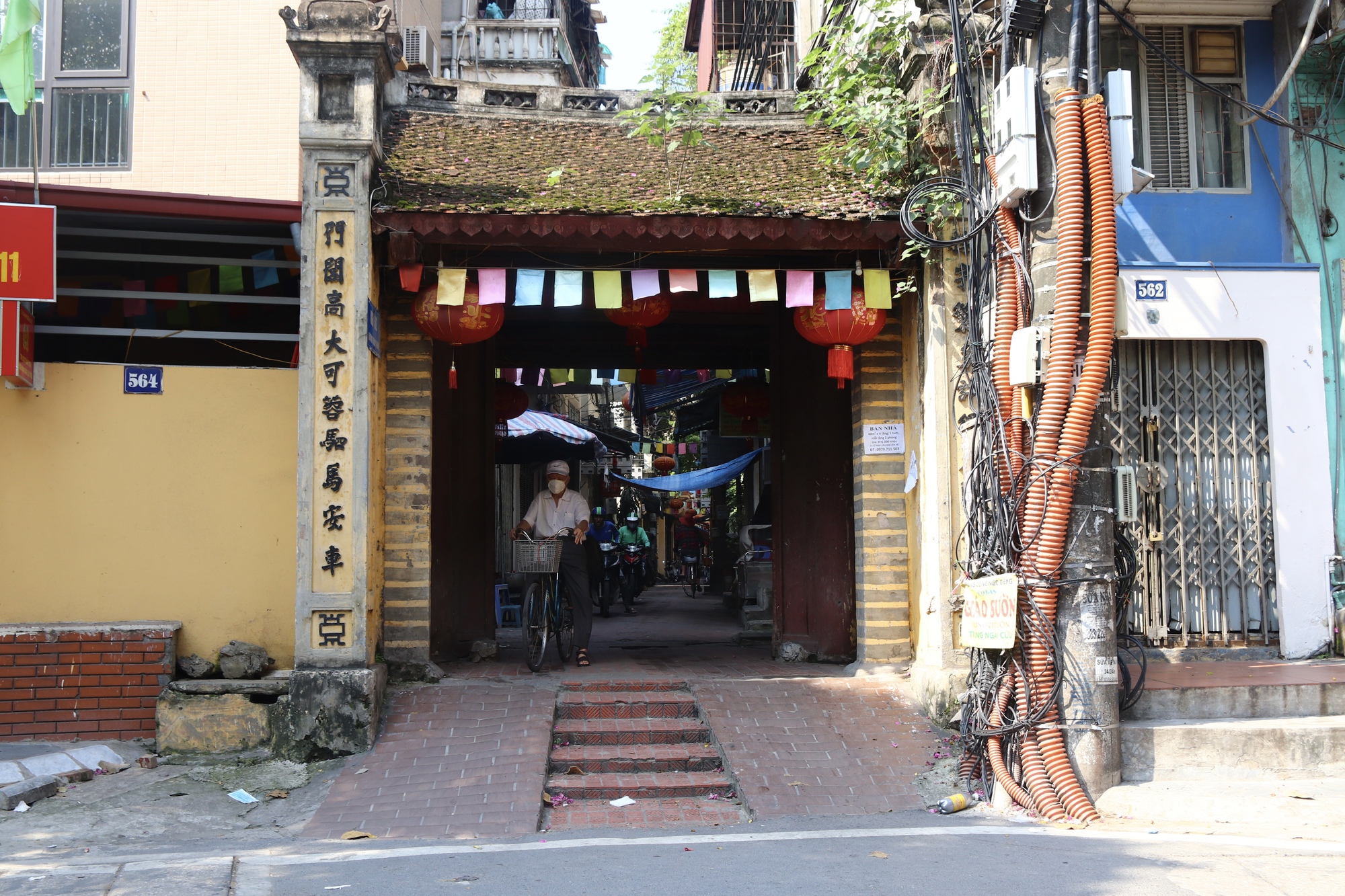 Những cổng làng cổ kính trong lòng phố phường Hà Nội - Ảnh 2.