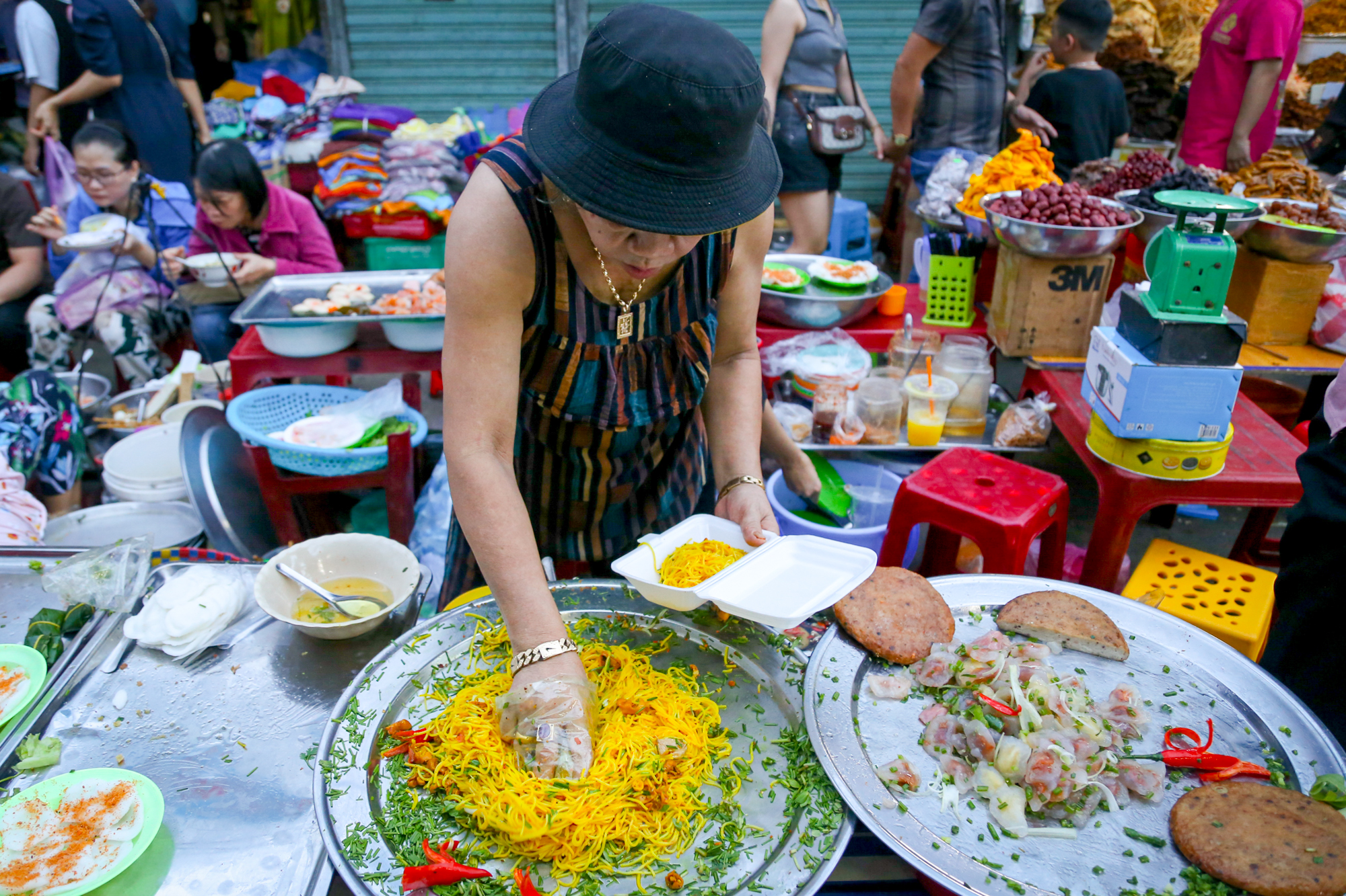 Thiên đường ẩm thực Đà Nẵng ‘nêm chặt người' trong mùa cao điểm du lịch  - Ảnh 4.