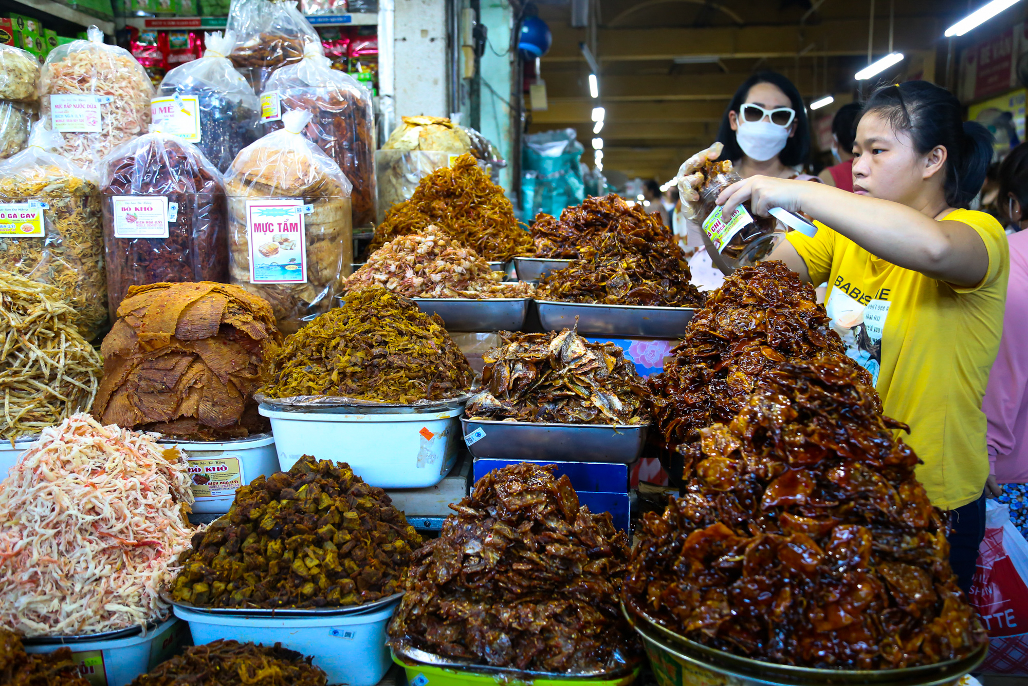 Thiên đường ẩm thực Đà Nẵng ‘nêm chặt người' trong mùa cao điểm du lịch  - Ảnh 9.