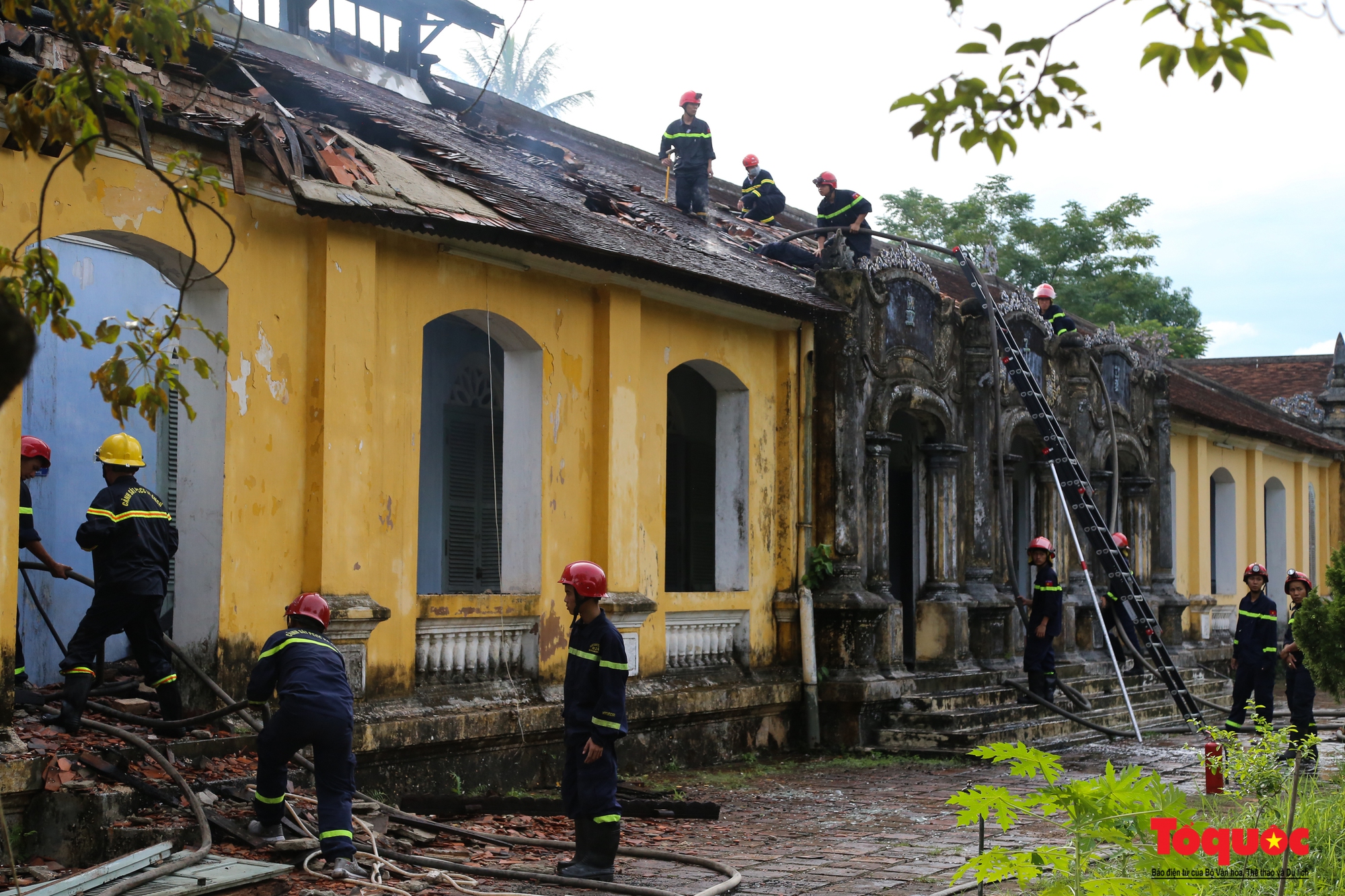 Nỗ lực dập tắt vụ hỏa hoạn bên trong di tích Quốc Tử Giám - Ảnh 11.