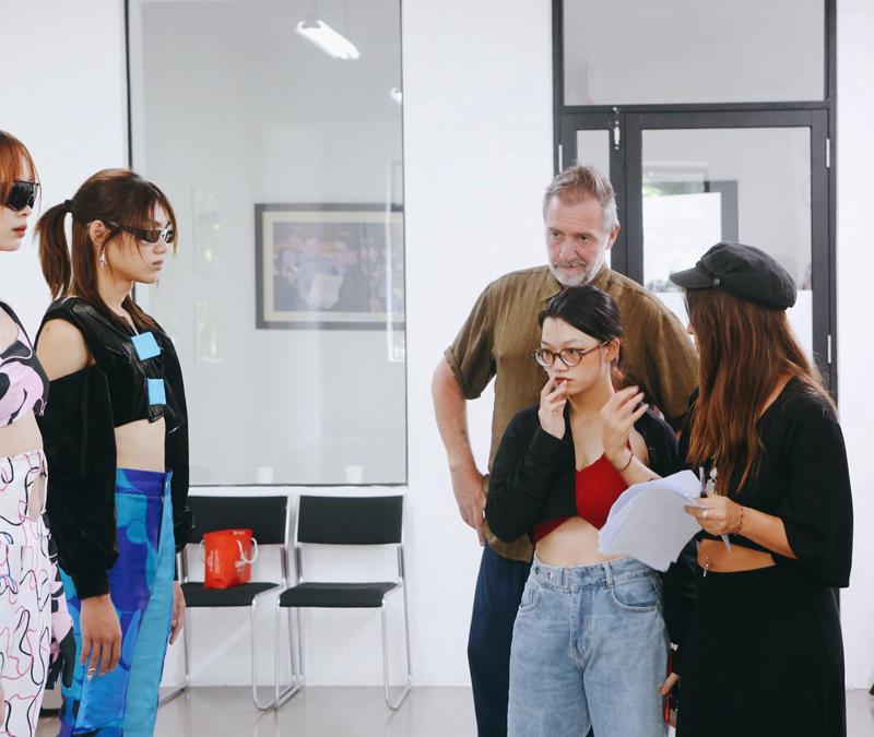 Gen Z và những cách nhìn đời rất lạ qua lăng kính thời trang - Ảnh 2.